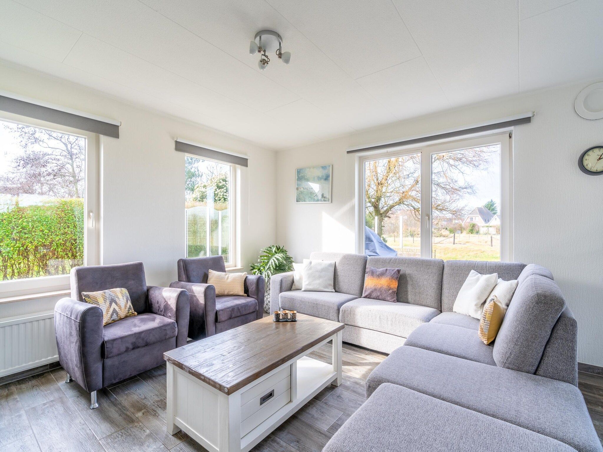 De woonkamer van Kamperfoelie 67 in De Koog