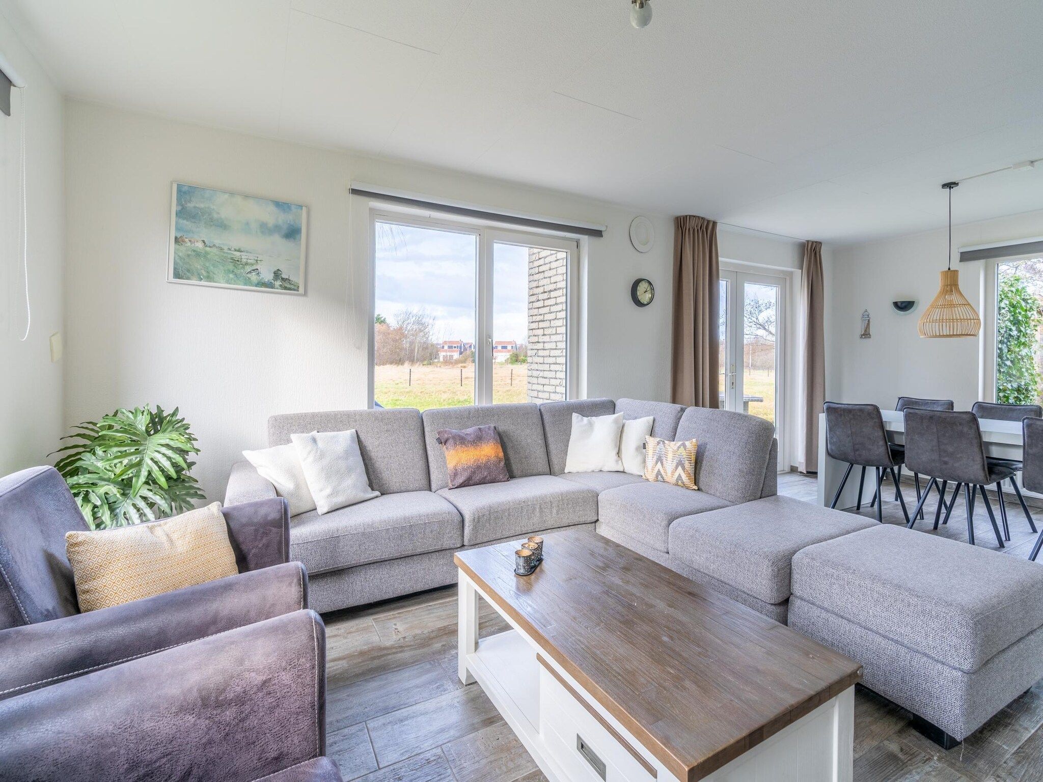 De woonkamer van Kamperfoelie 67 in De Koog