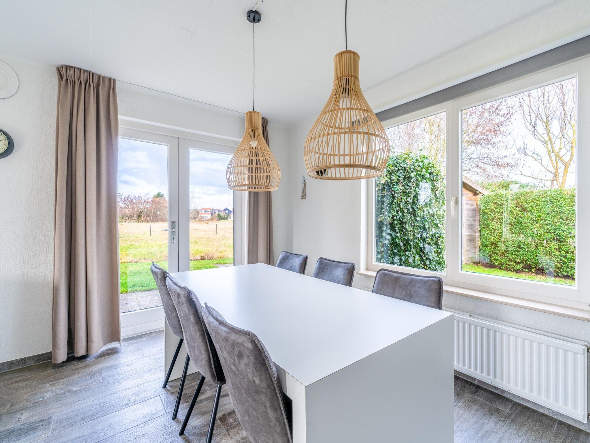 De eetkamer van Kamperfoelie 67 in De Koog