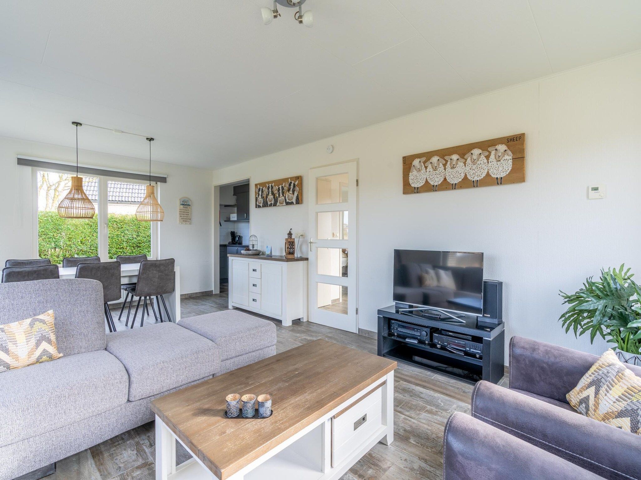 De woonkamer van Kamperfoelie 67 in De Koog