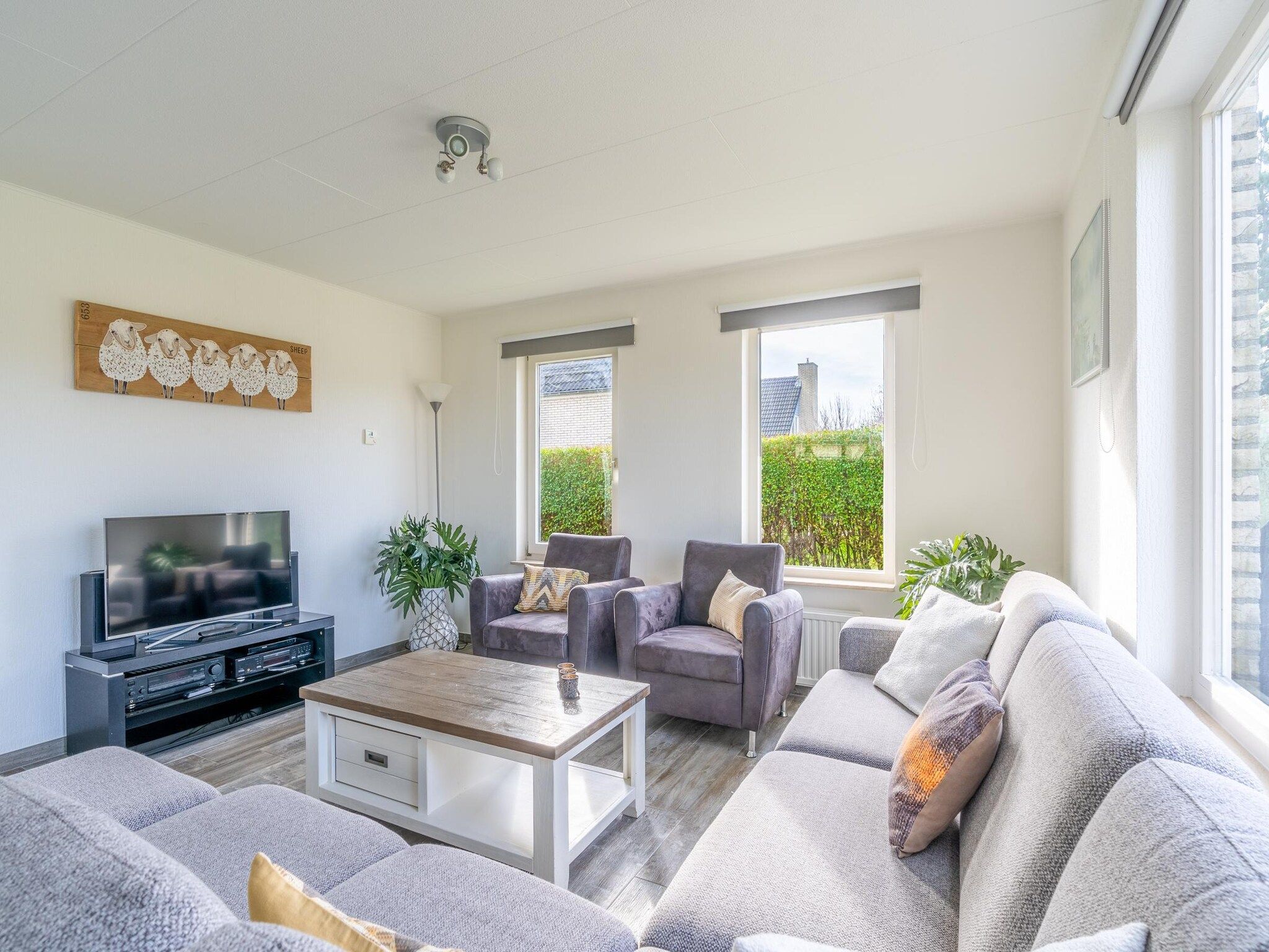 De woonkamer van Kamperfoelie 67 in De Koog