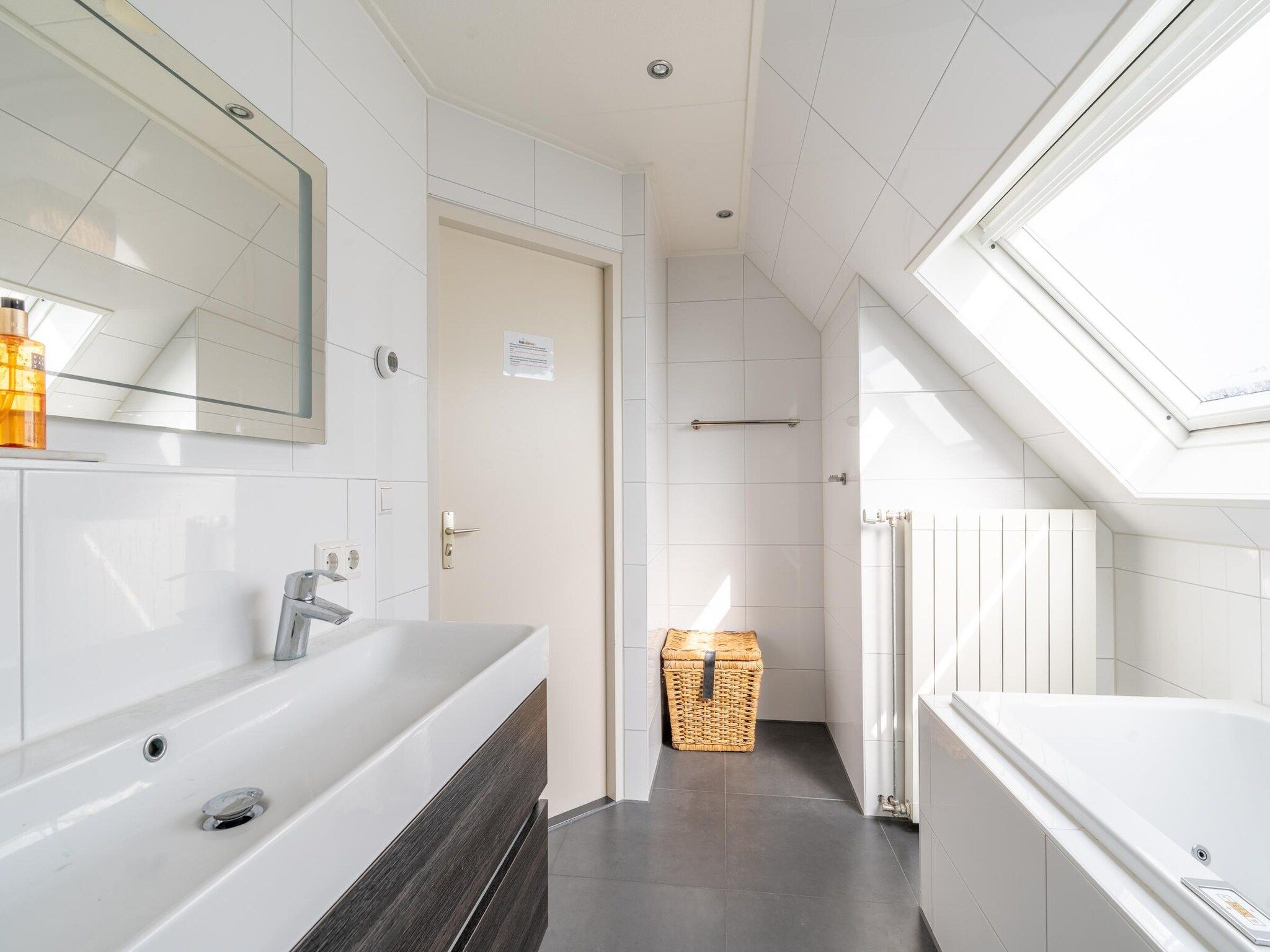 De badkamer van Kamperfoelie 67 in De Koog