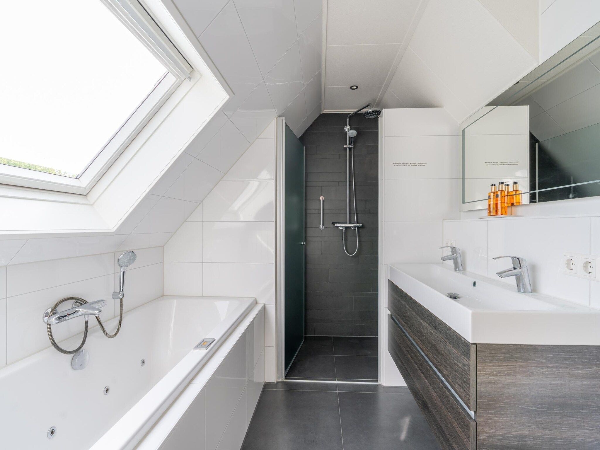 De badkamer van Kamperfoelie 67 in De Koog