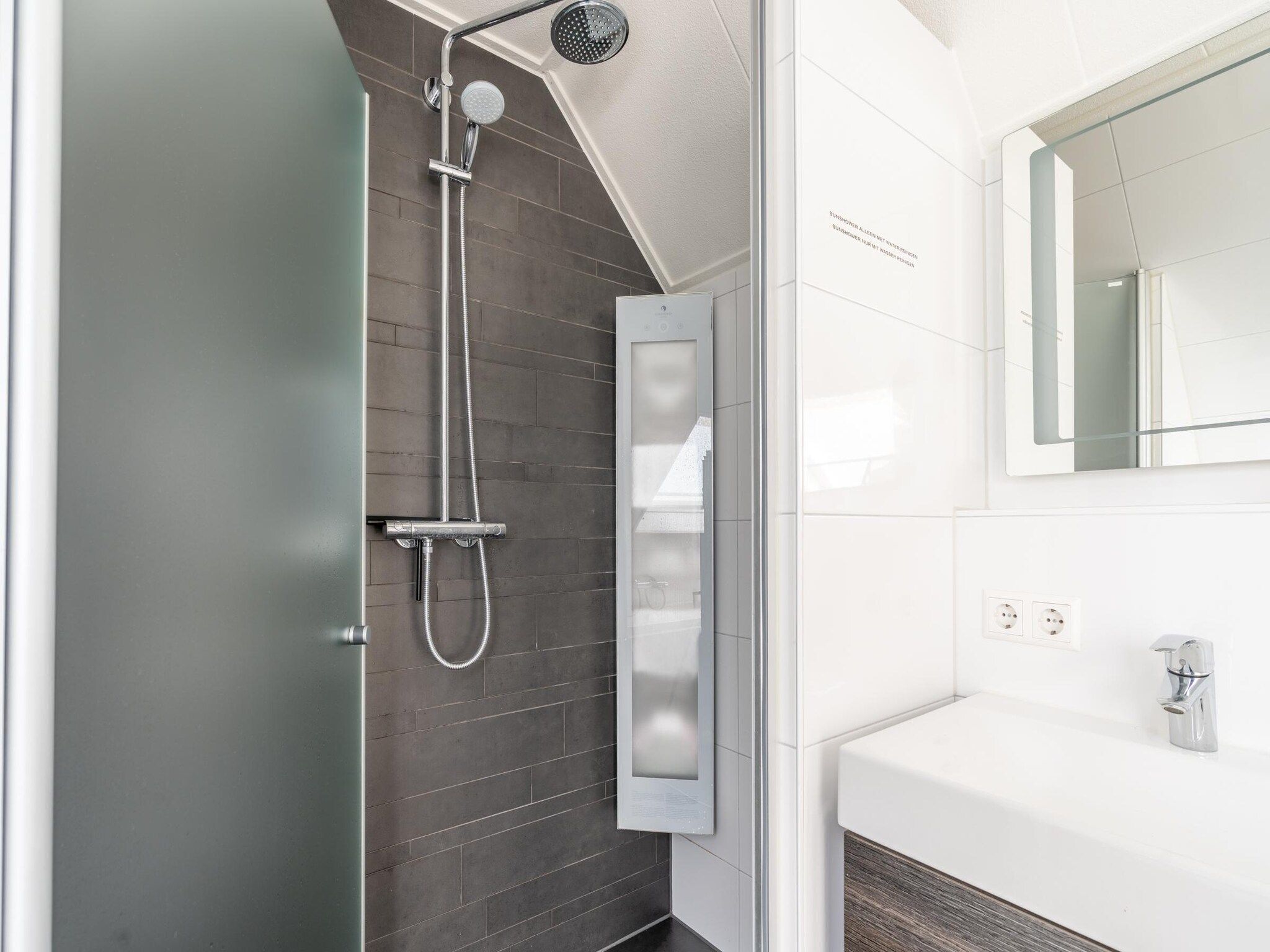 De badkamer van Kamperfoelie 67 in De Koog