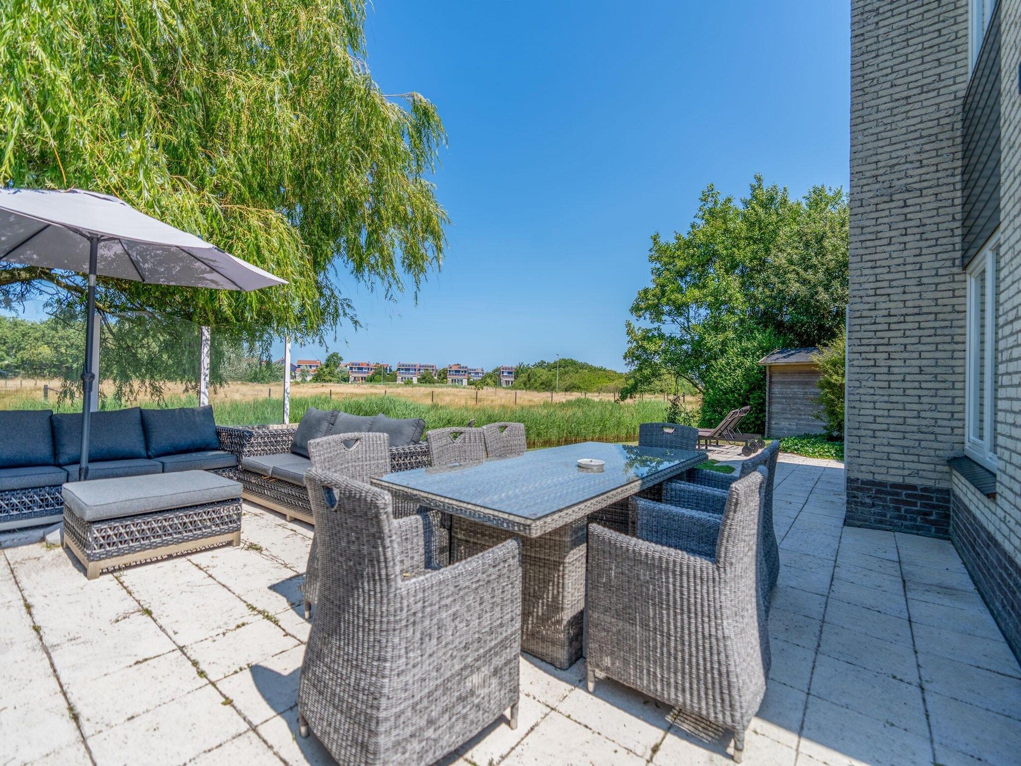 Het terras van Kamperfoelie 67 in De Koog