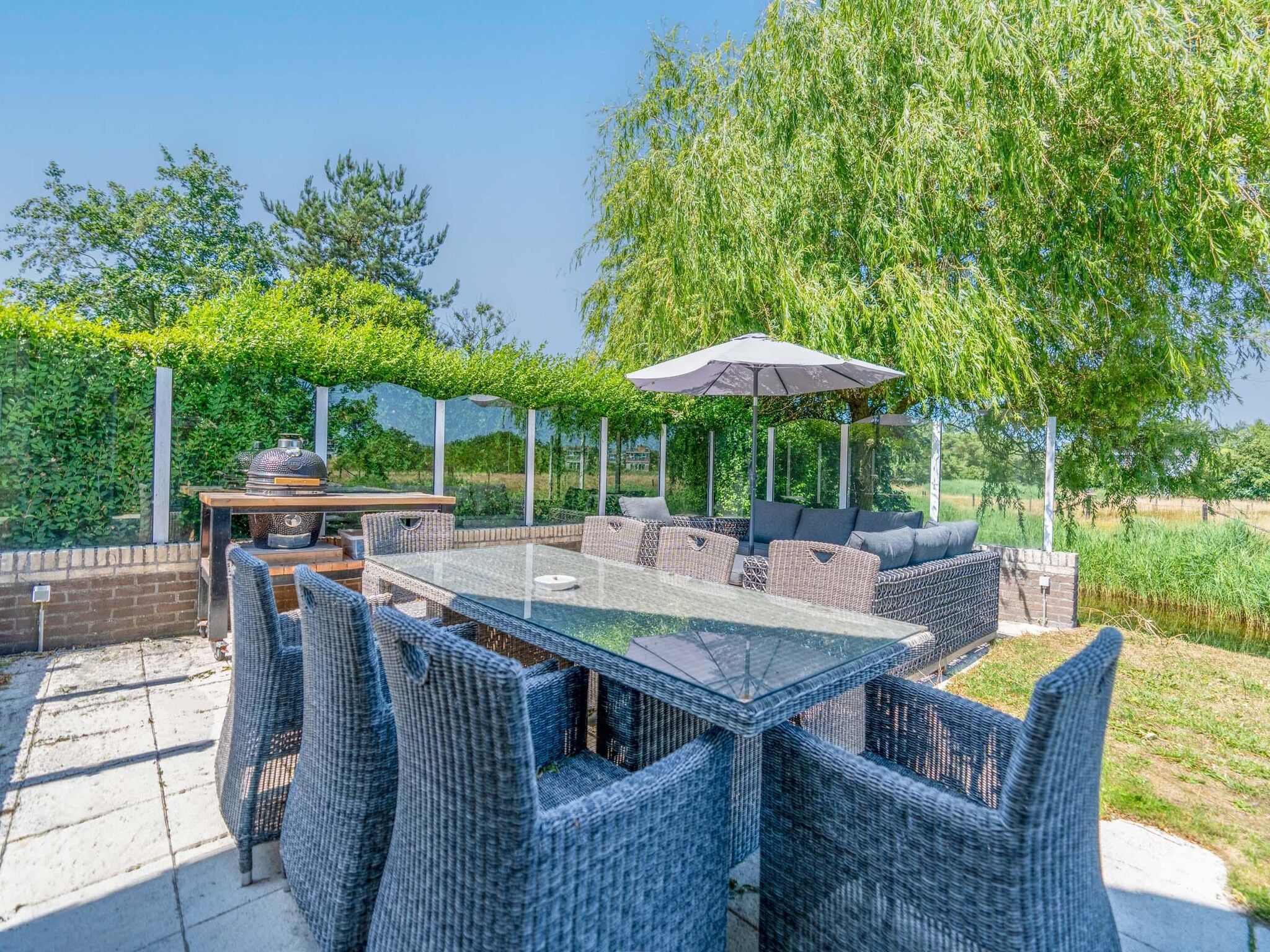 Het terras van Kamperfoelie 67 in De Koog