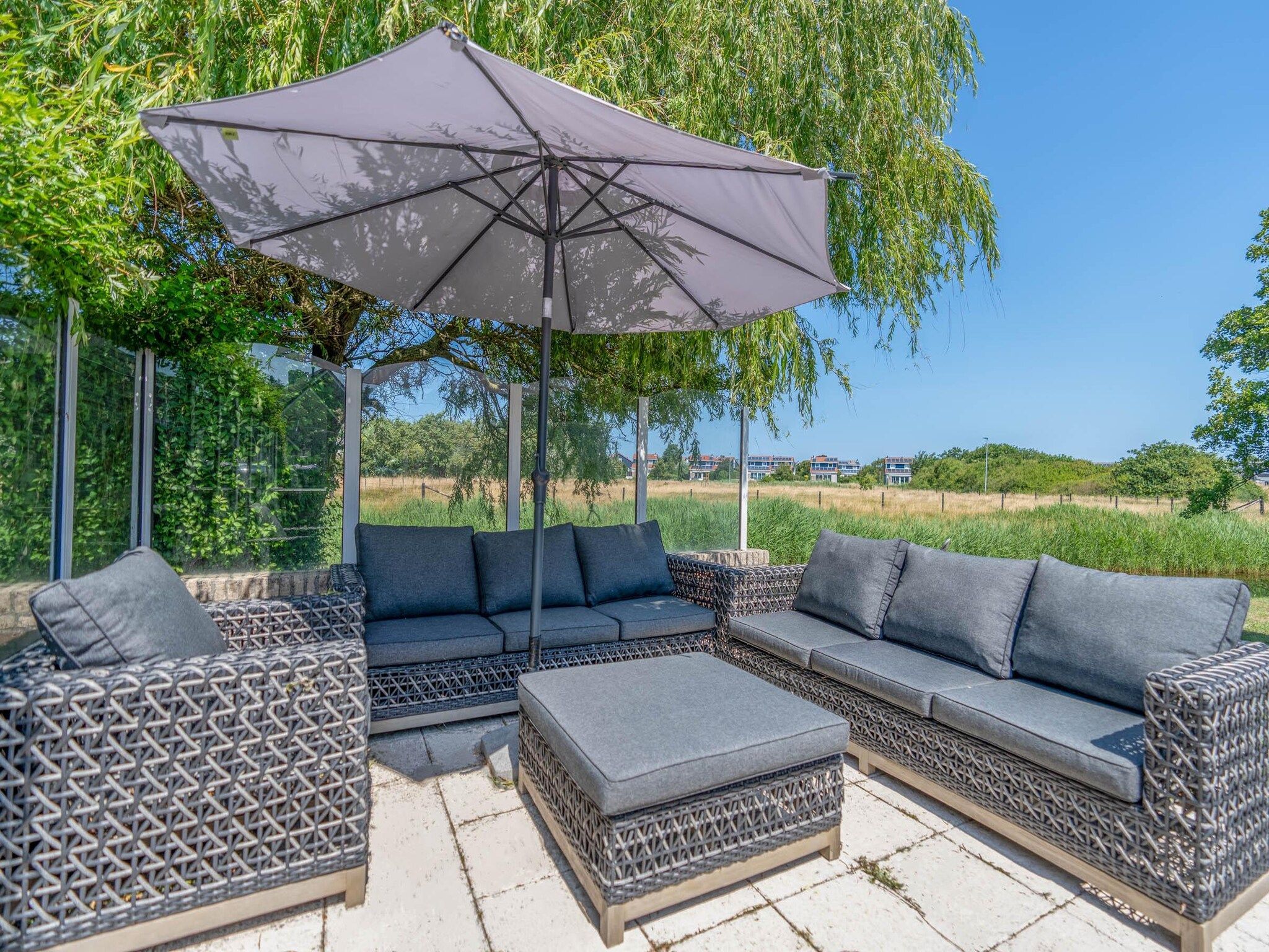 Het terras van Kamperfoelie 67 in De Koog