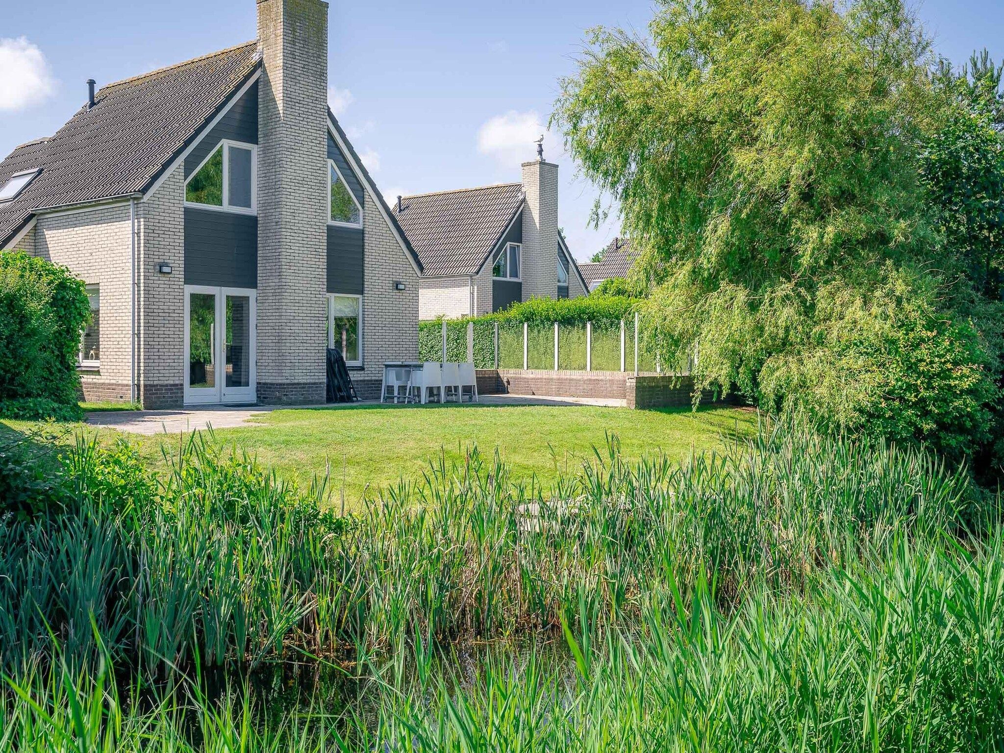 De buitenkant van Kamperfoelie 67 in De Koog