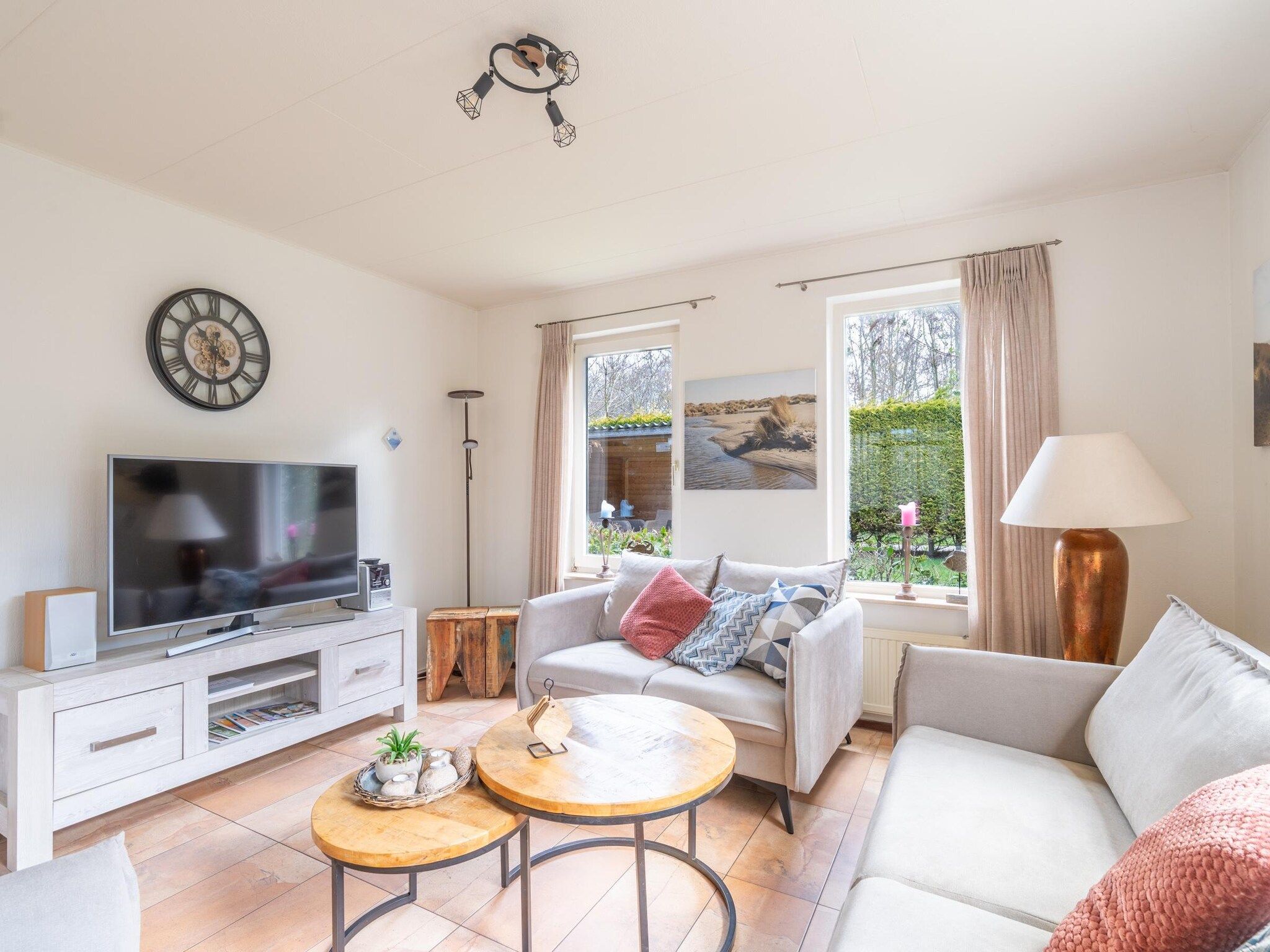 De woonkamer van Kamperfoelie 81 in De Koog