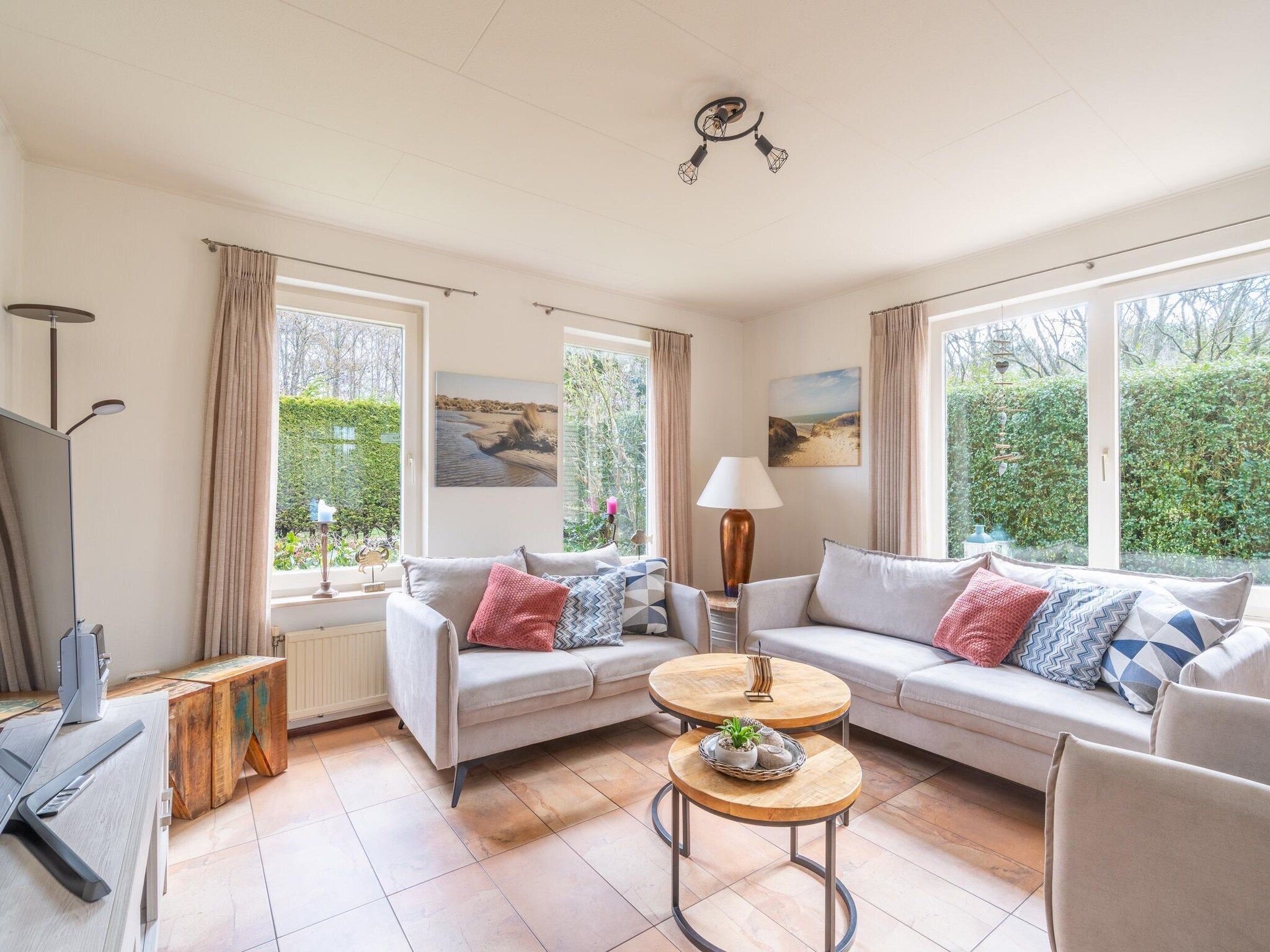 De woonkamer van Kamperfoelie 81 in De Koog