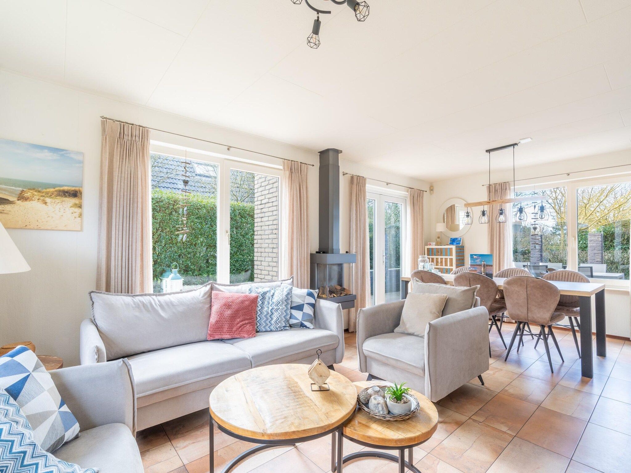 De woonkamer van Kamperfoelie 81 in De Koog