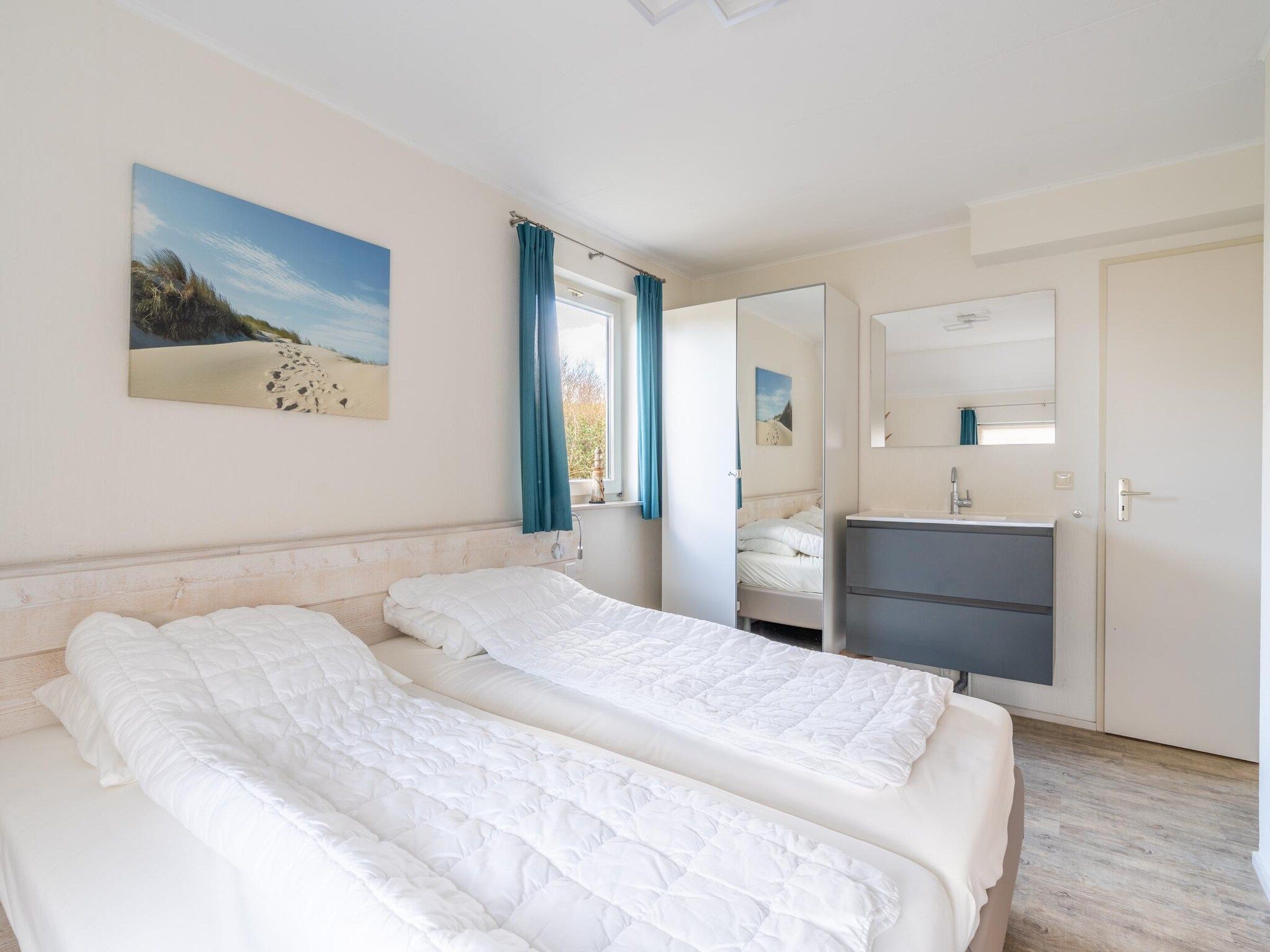 Een slaapkamer van Kamperfoelie 81 in De Koog