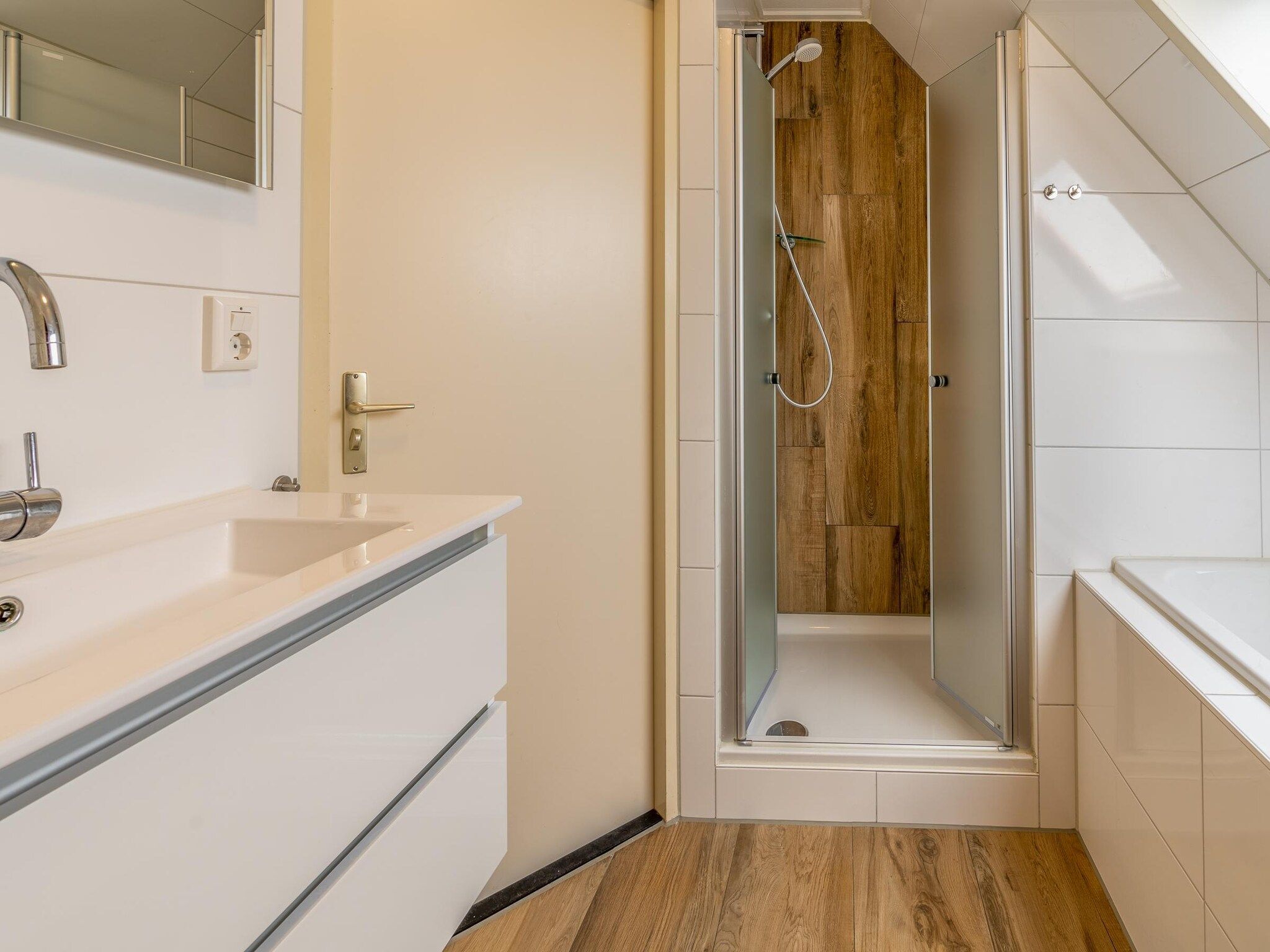 De badkamer van Kamperfoelie 81 in De Koog