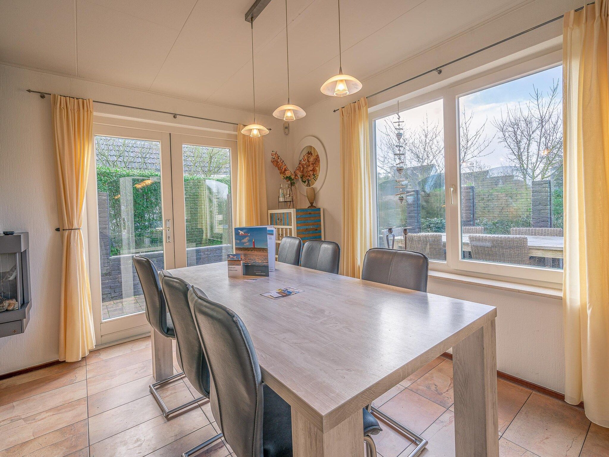 De eetkamer van Kamperfoelie 81 in De Koog