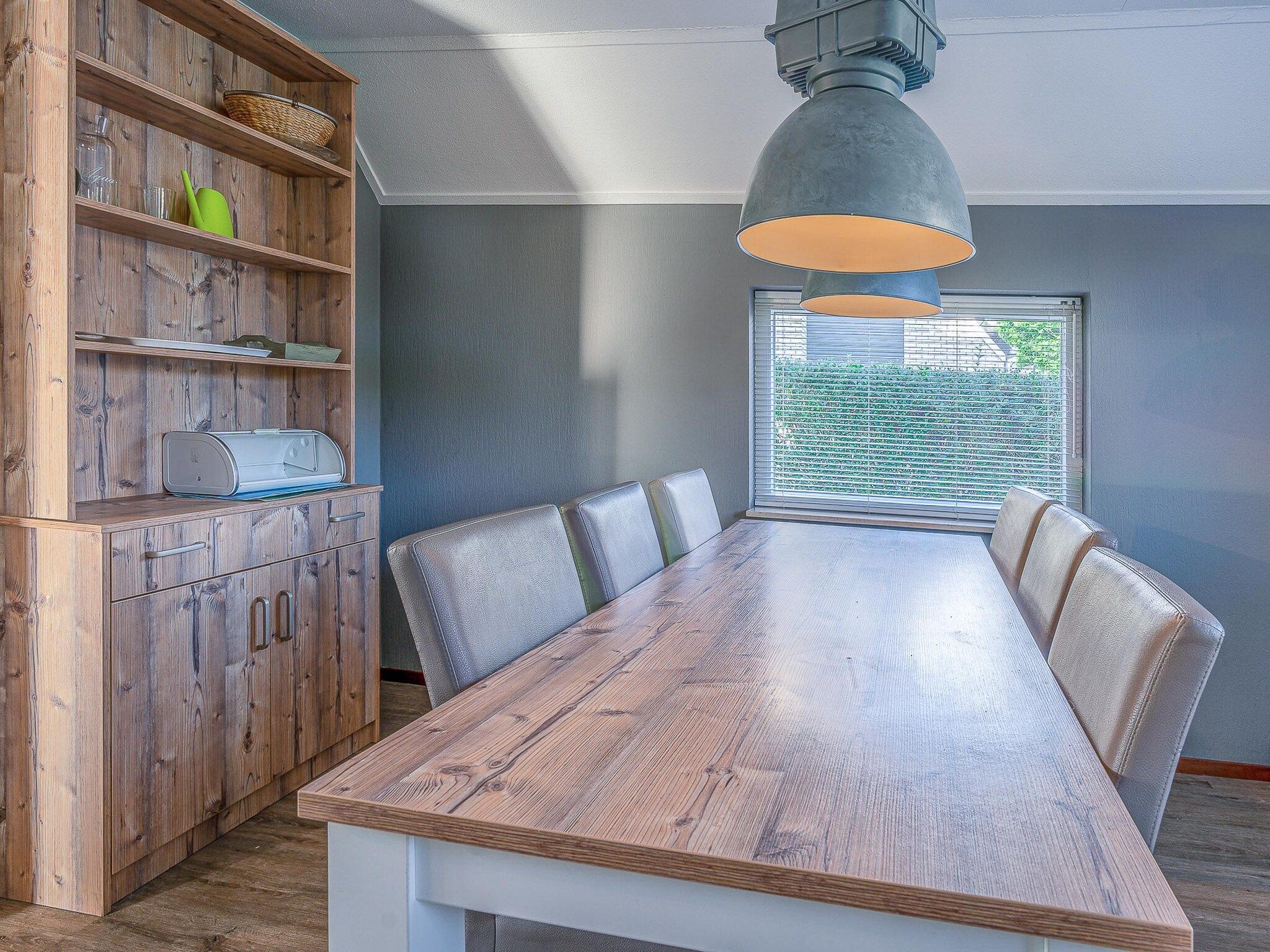 De eetkamer van Kamperfoelie 87 in De Koog