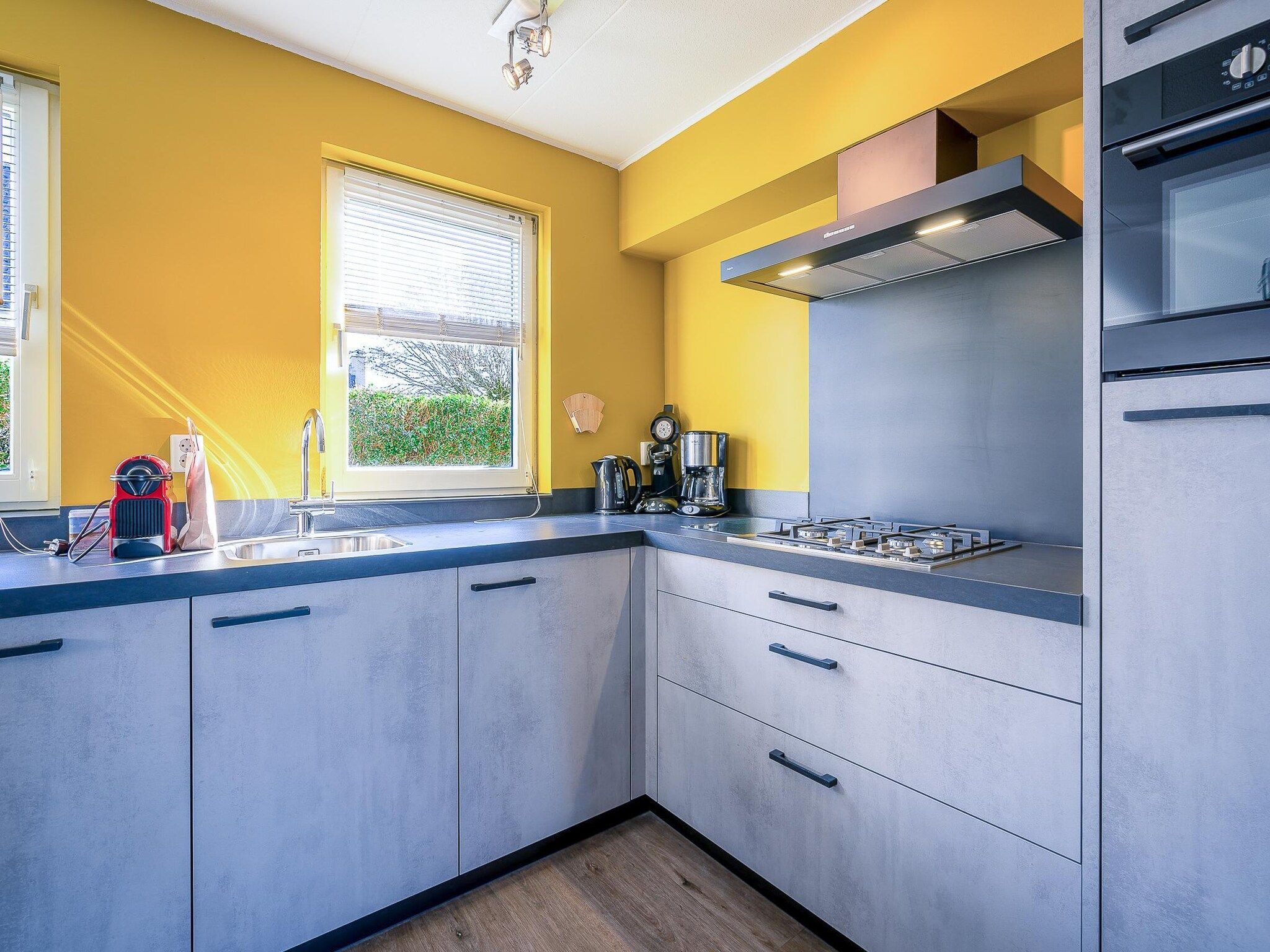 De keuken van Kamperfoelie 87 in De Koog