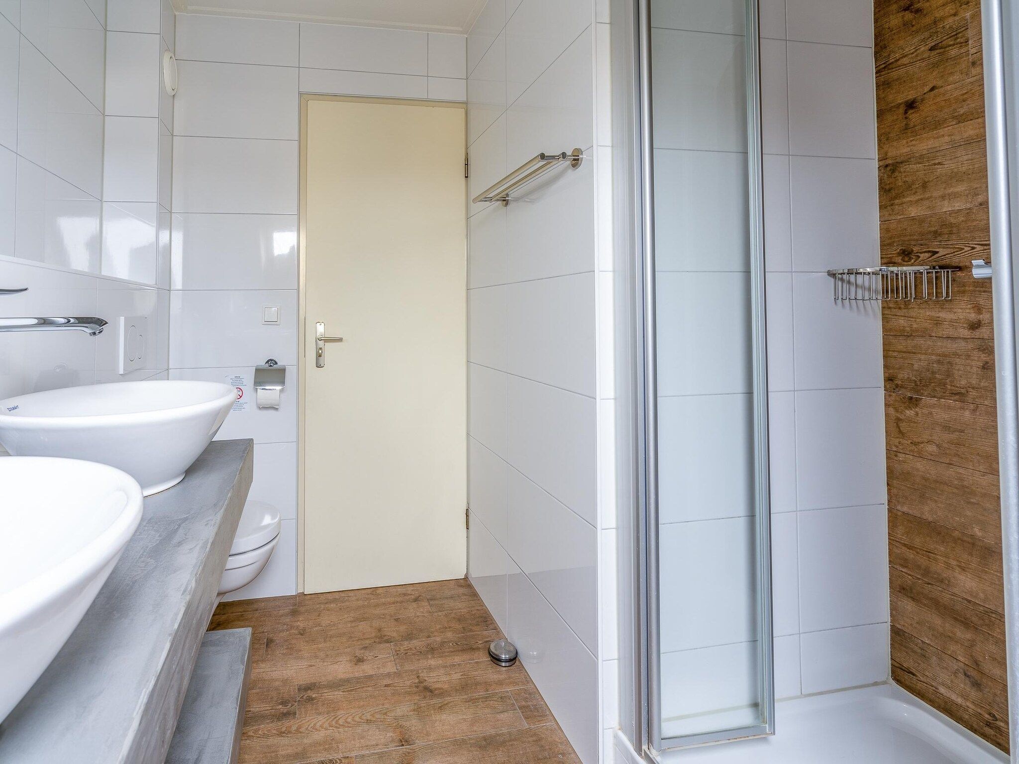 De badkamer van Kamperfoelie 87 in De Koog