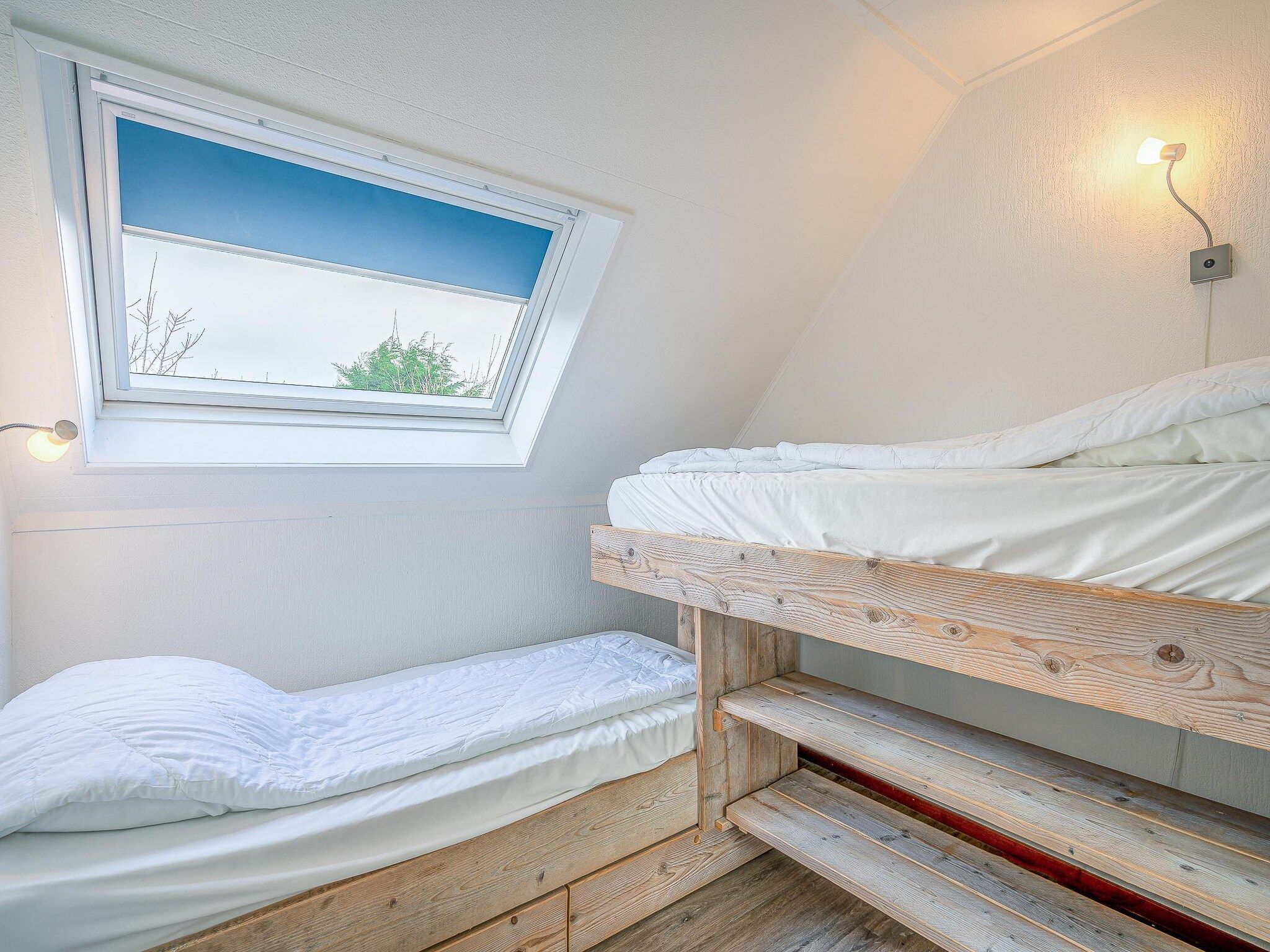 Een slaapkamer van Kamperfoelie 87 in De Koog