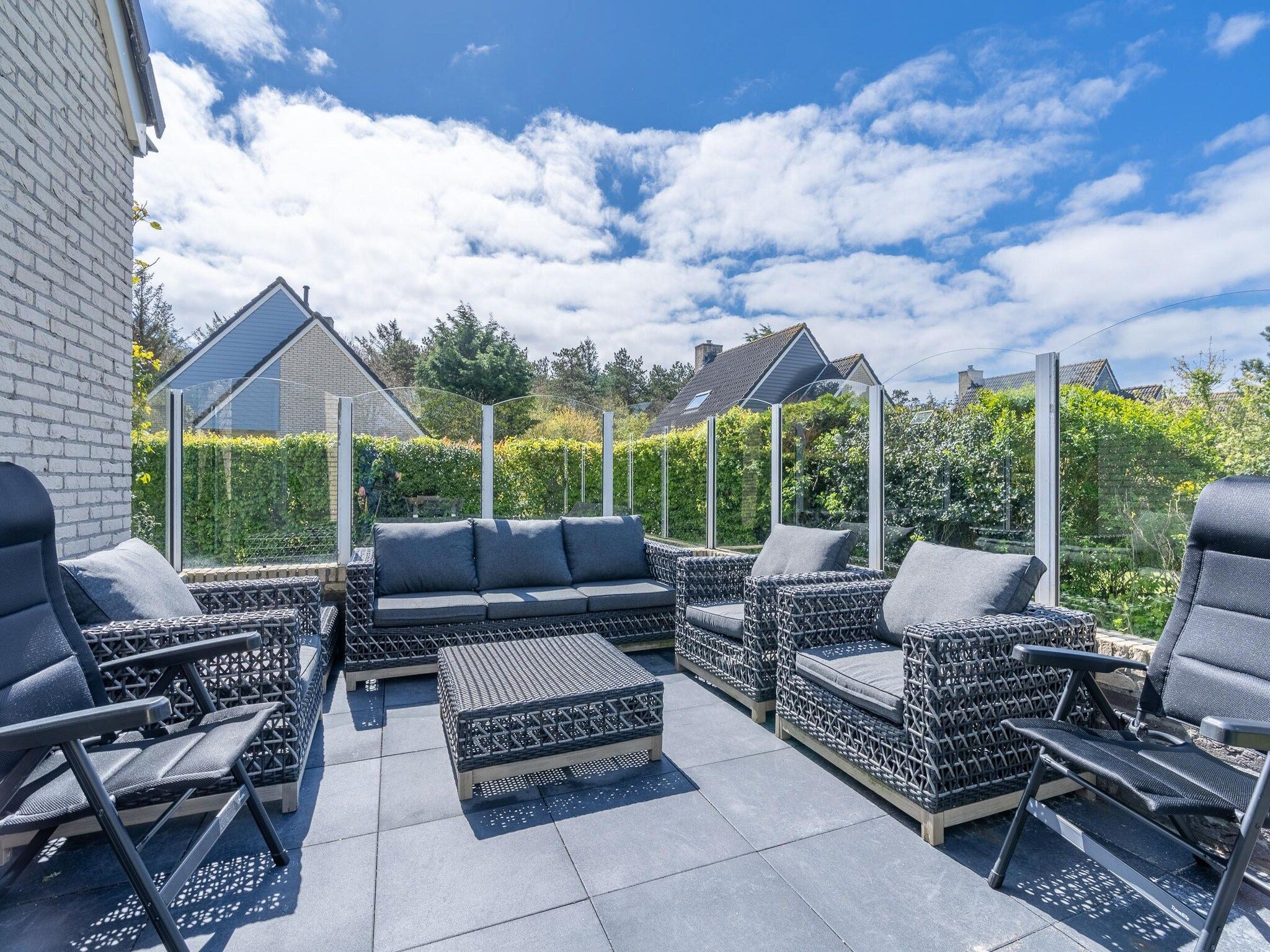 Het terras van Kamperfoelie 87 in De Koog