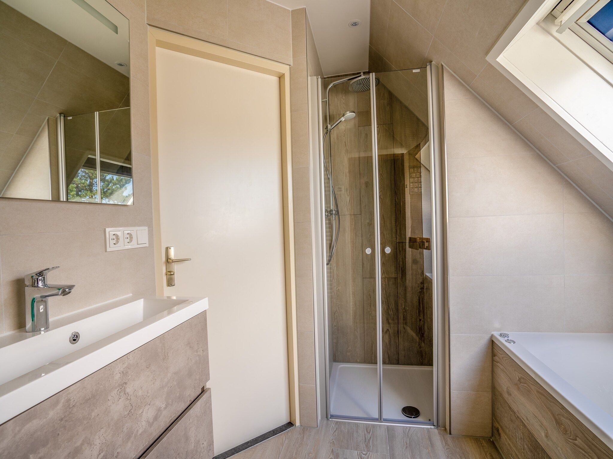 De badkamer van Kamperfoelie 91 in De Koog