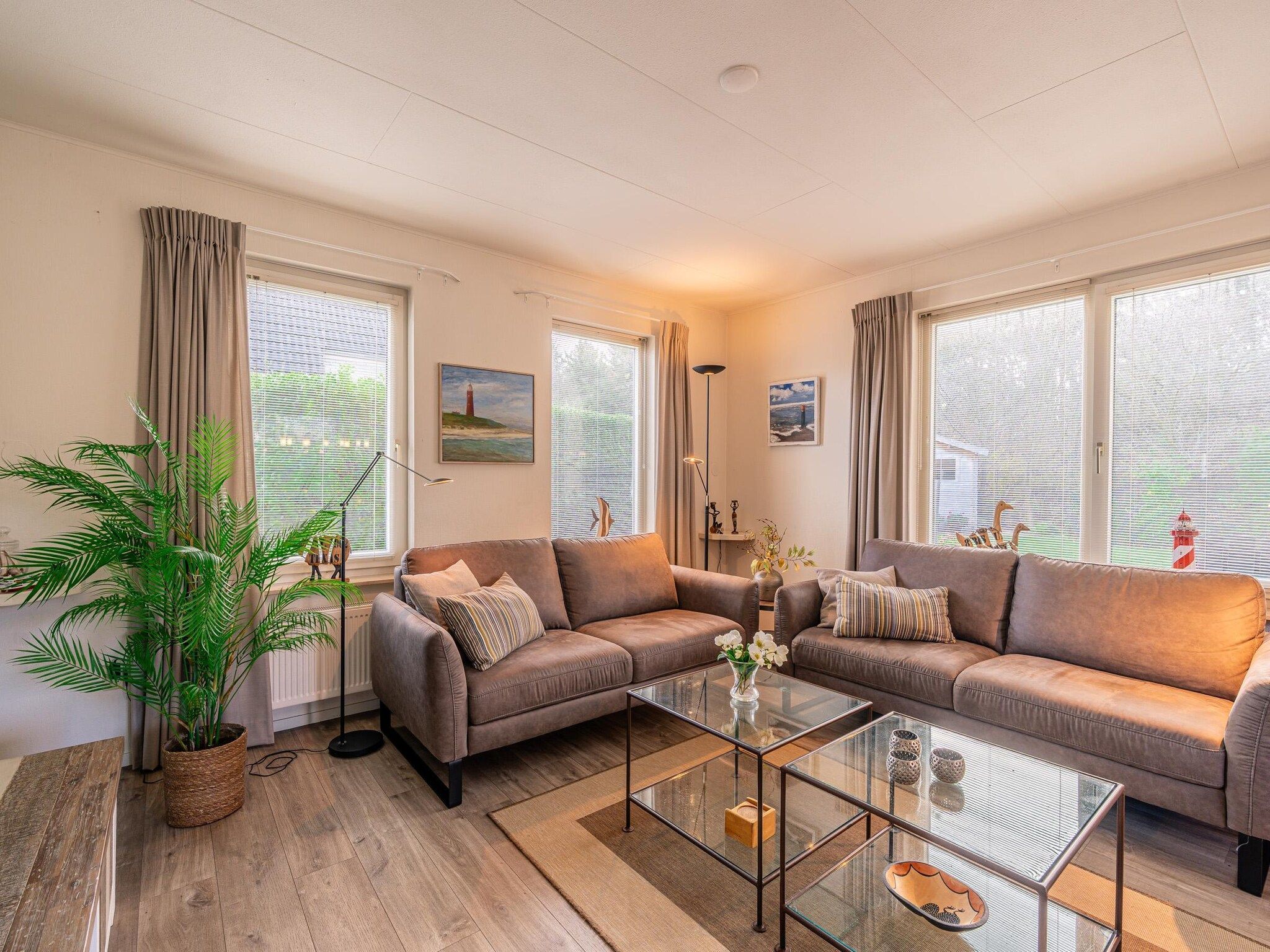 De woonkamer van Kamperfoelie 91 in De Koog