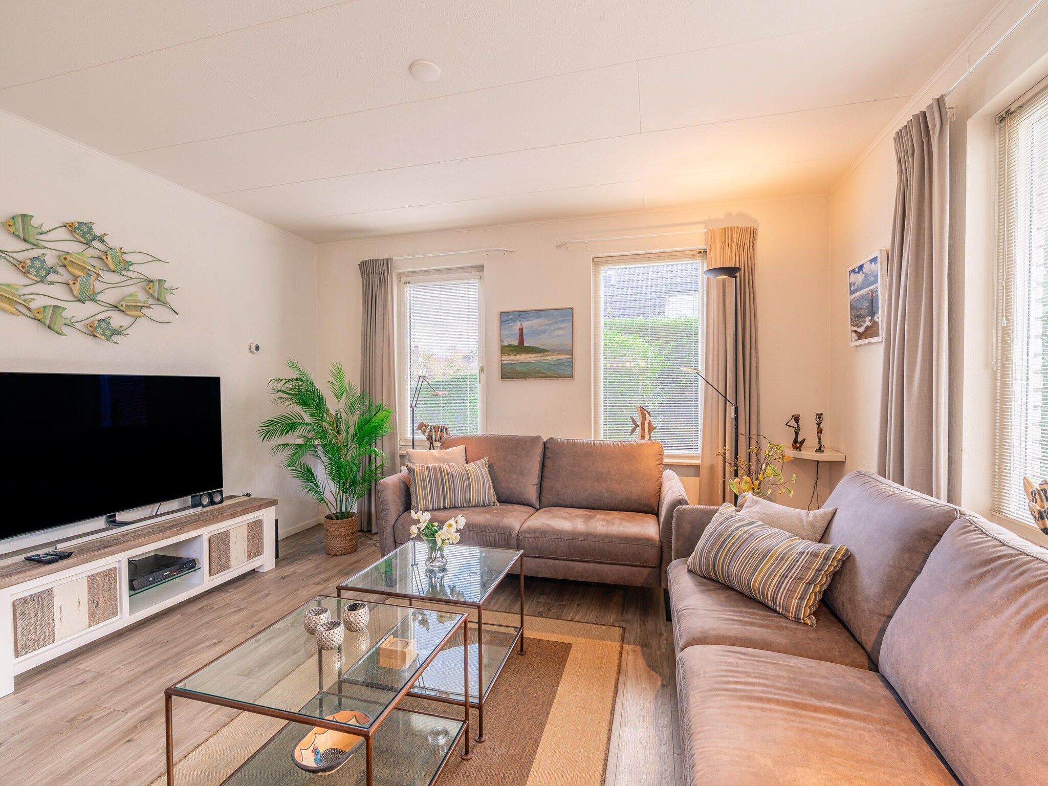 De woonkamer van Kamperfoelie 91 in De Koog