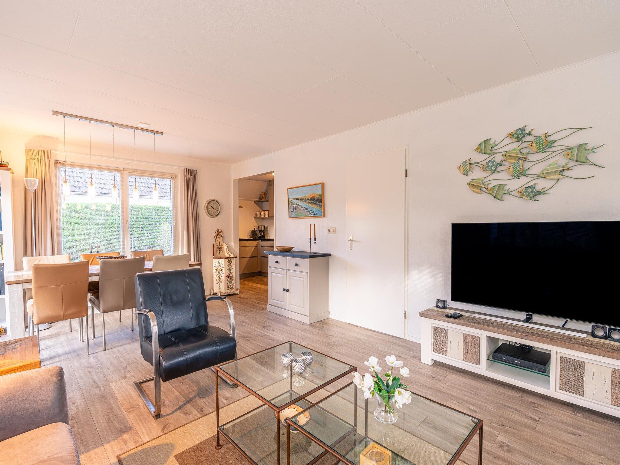 De woonkamer van Kamperfoelie 91 in De Koog