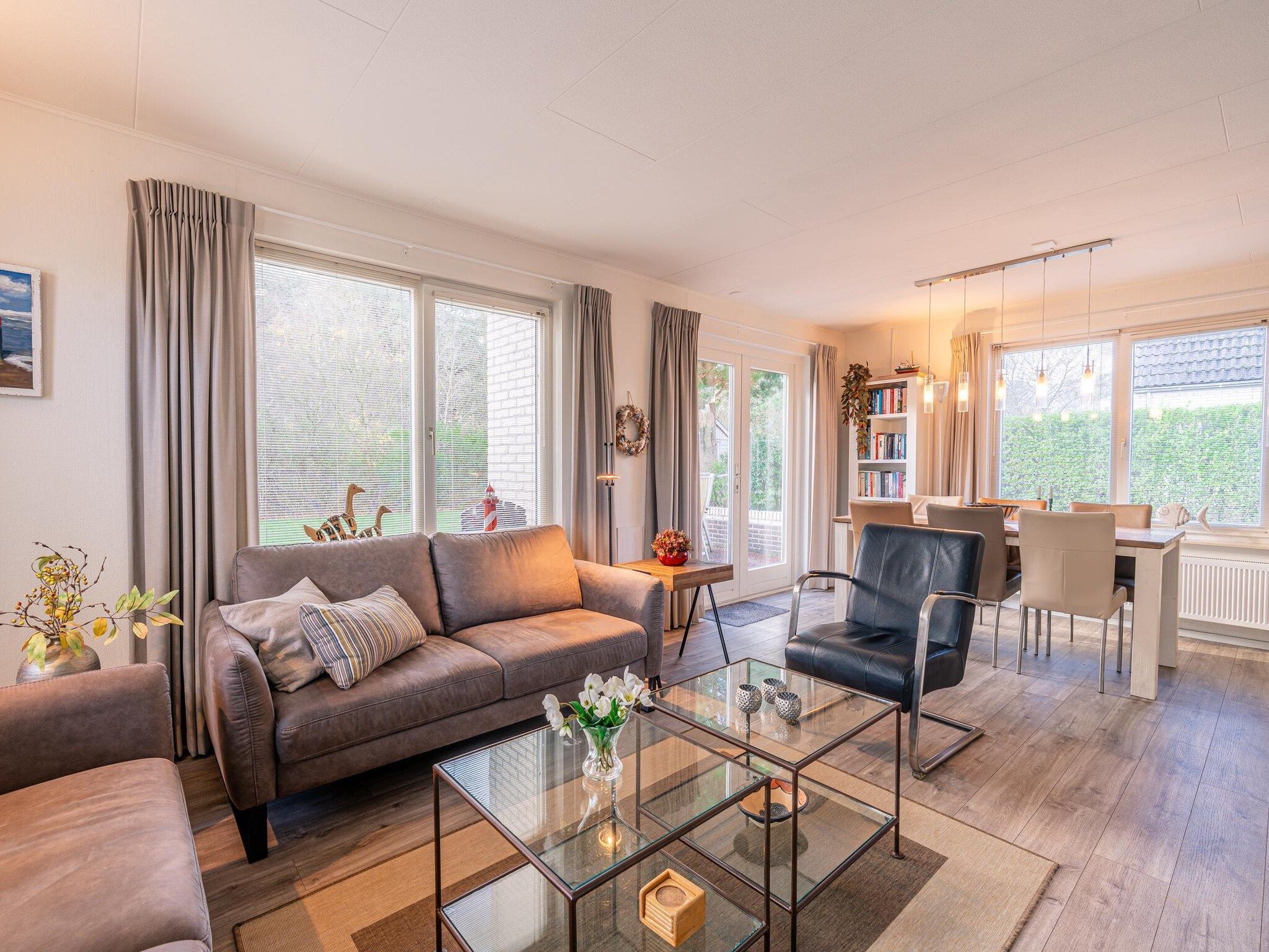 De woonkamer van Kamperfoelie 91 in De Koog