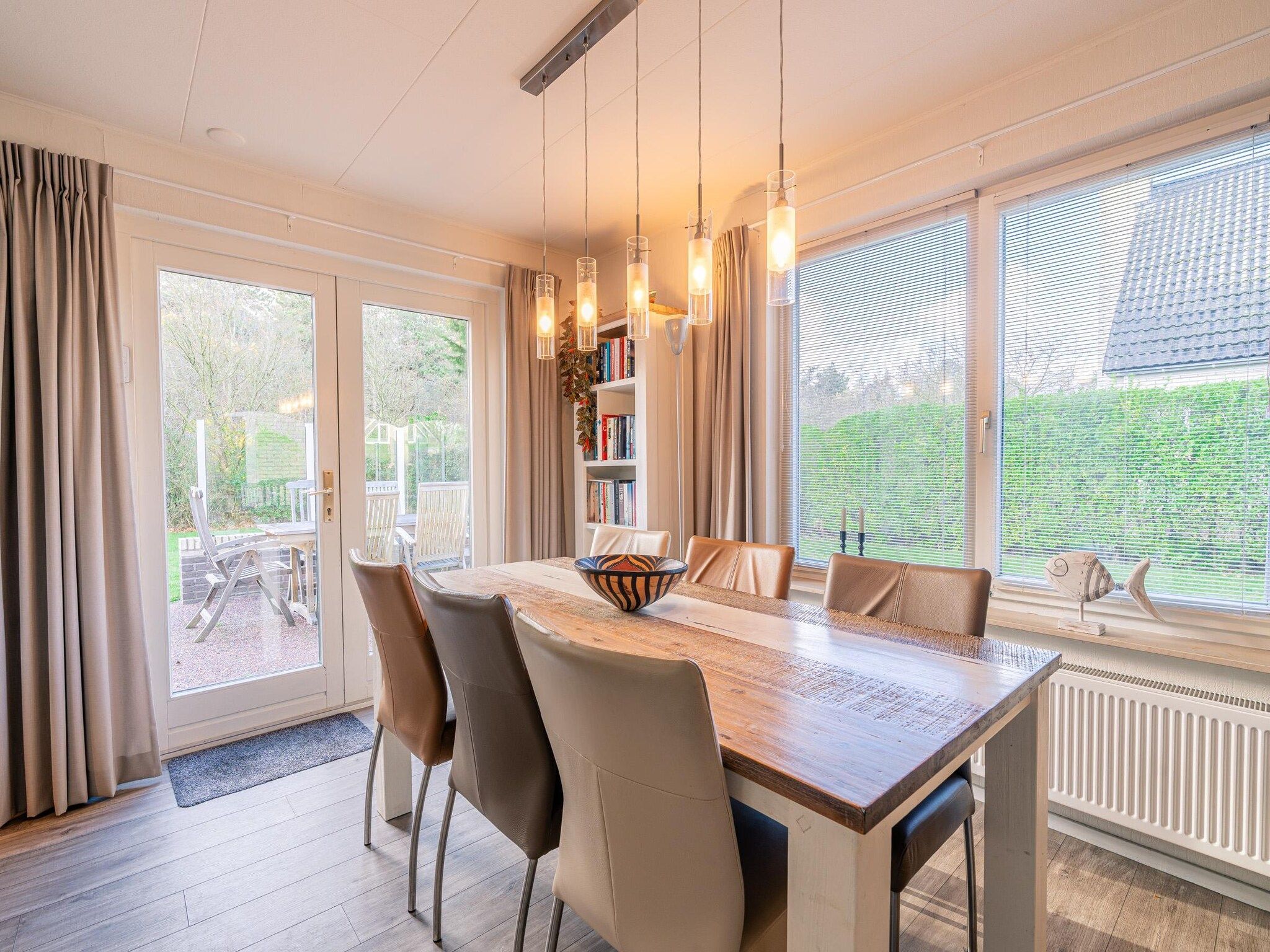 De eetkamer van Kamperfoelie 91 in De Koog