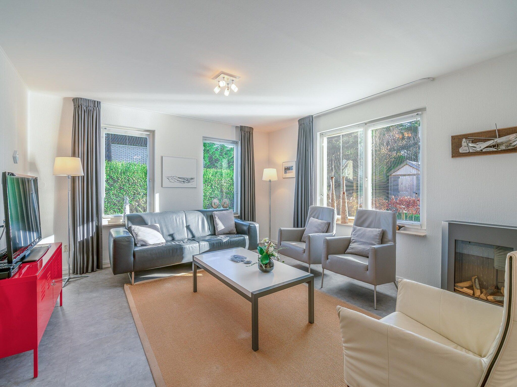 De woonkamer van Kamperfoelie 93 in De Koog