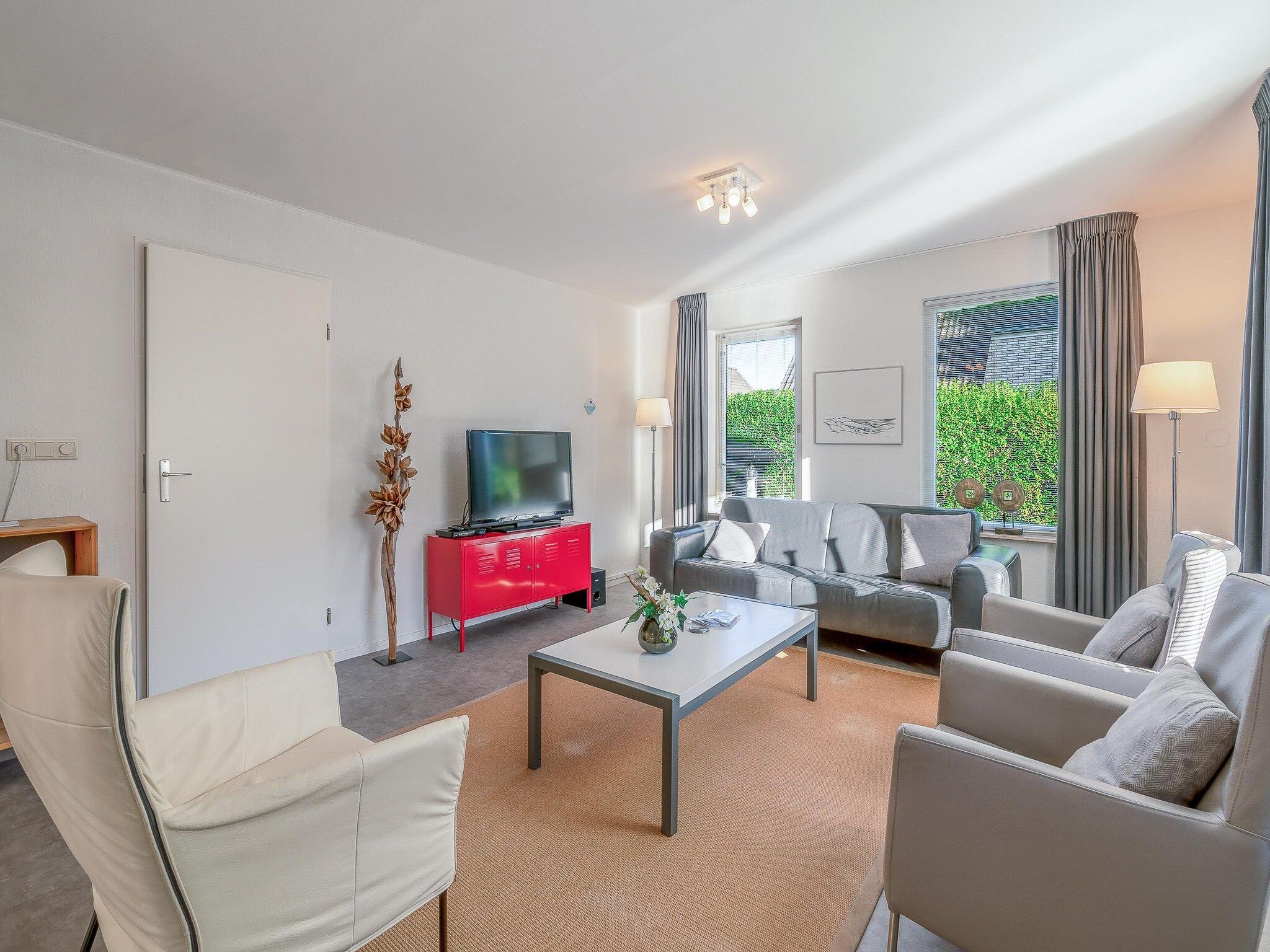 De woonkamer van Kamperfoelie 93 in De Koog