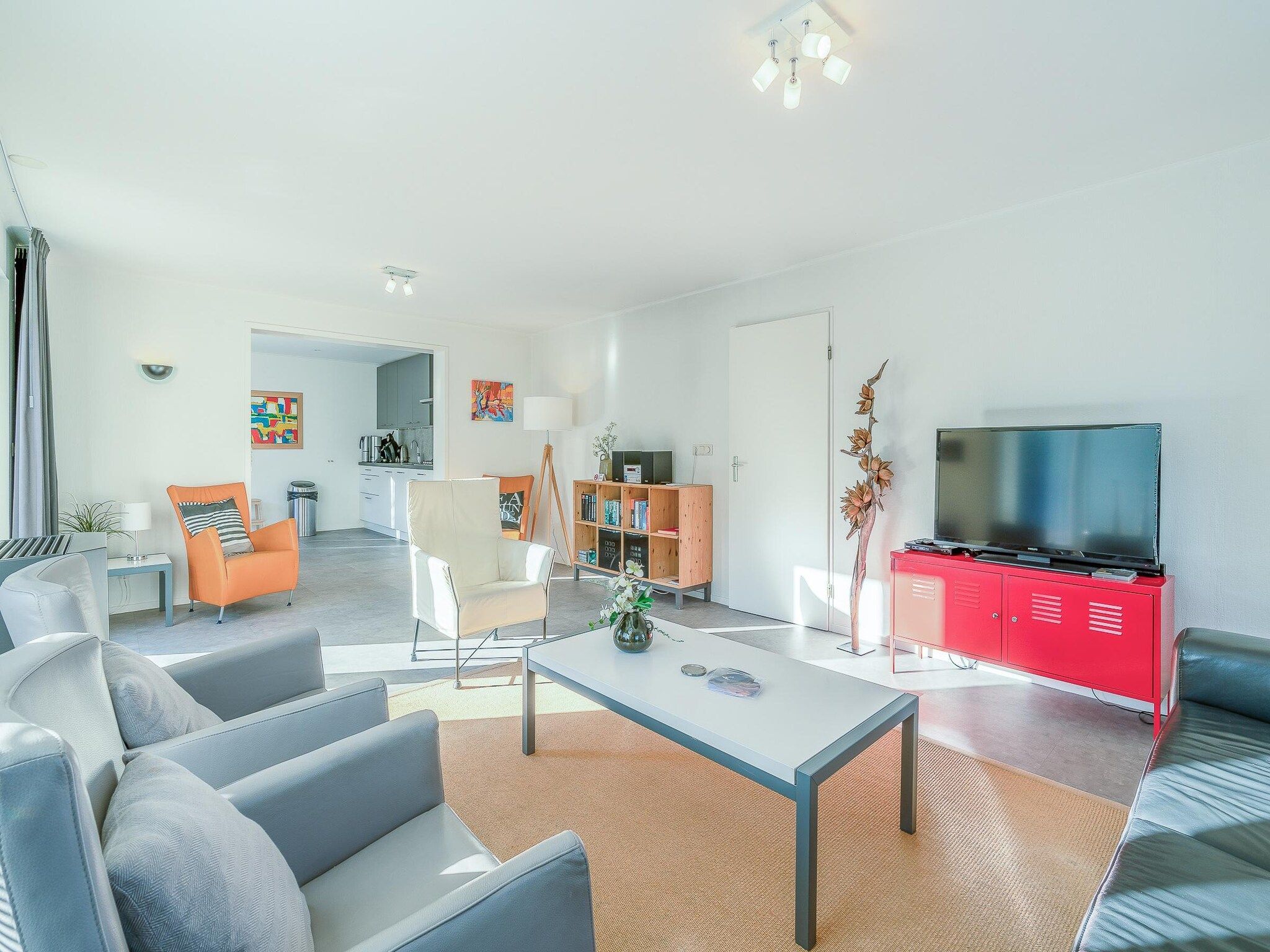 De woonkamer van Kamperfoelie 93 in De Koog