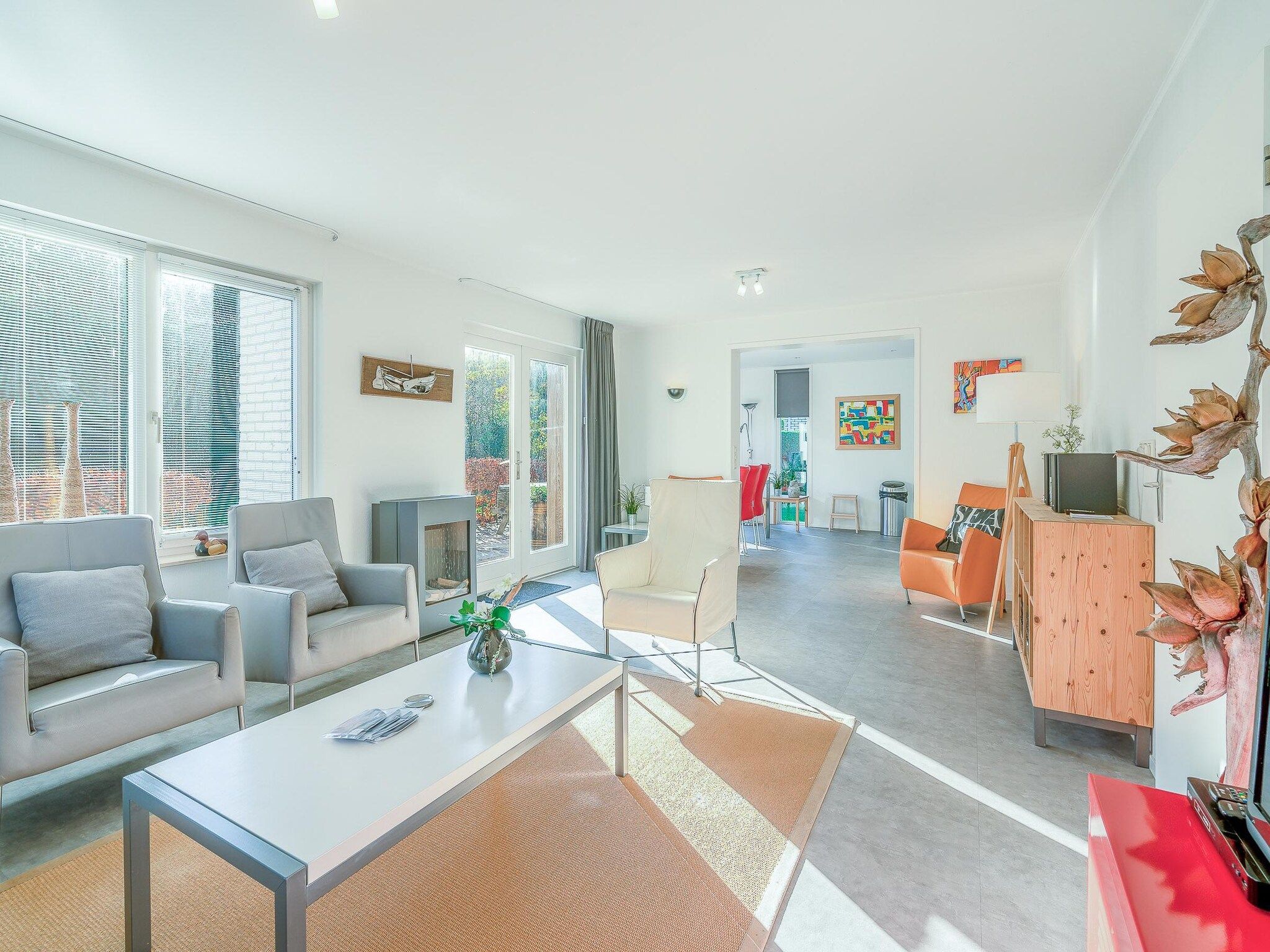 De woonkamer van Kamperfoelie 93 in De Koog