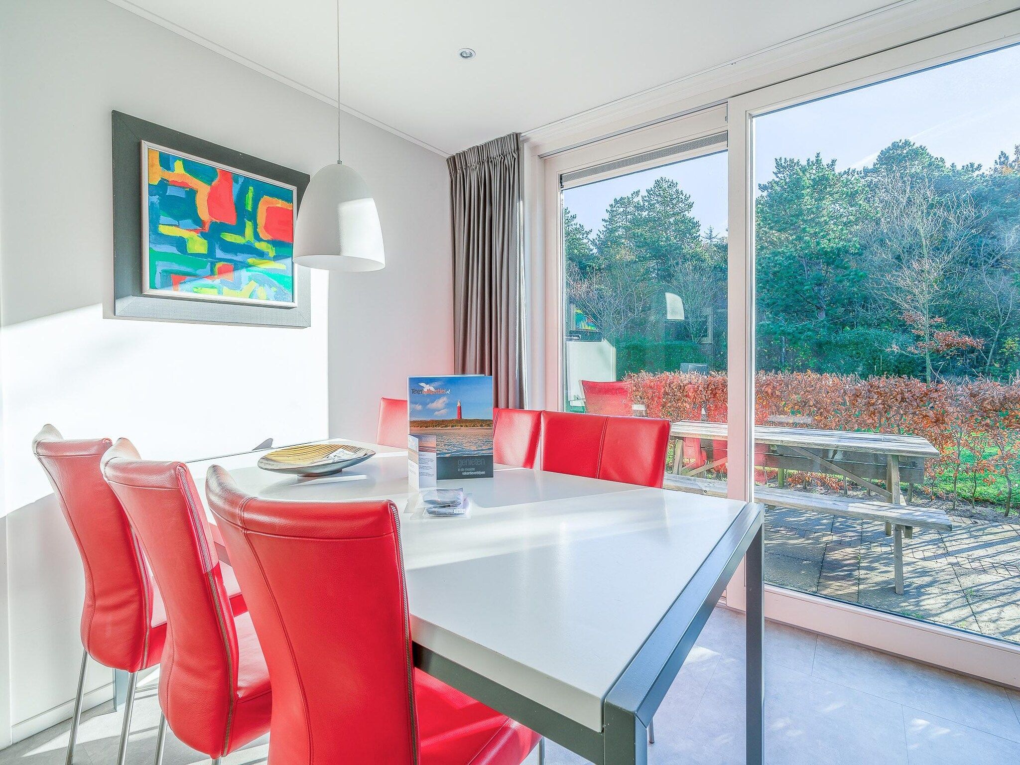 De woonkamer van Kamperfoelie 93 in De Koog