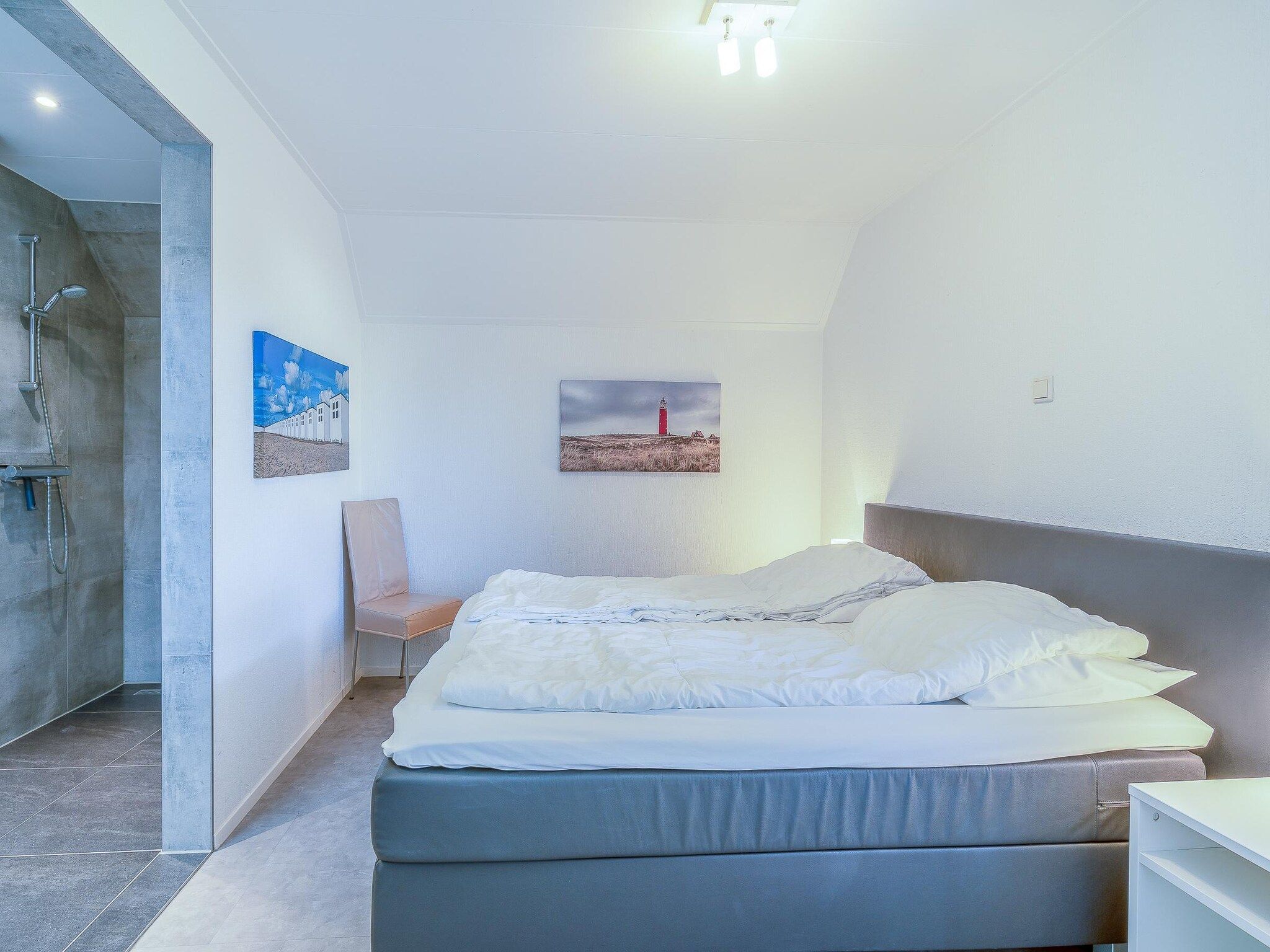 Een slaapkamer van Kamperfoelie 93 in De Koog