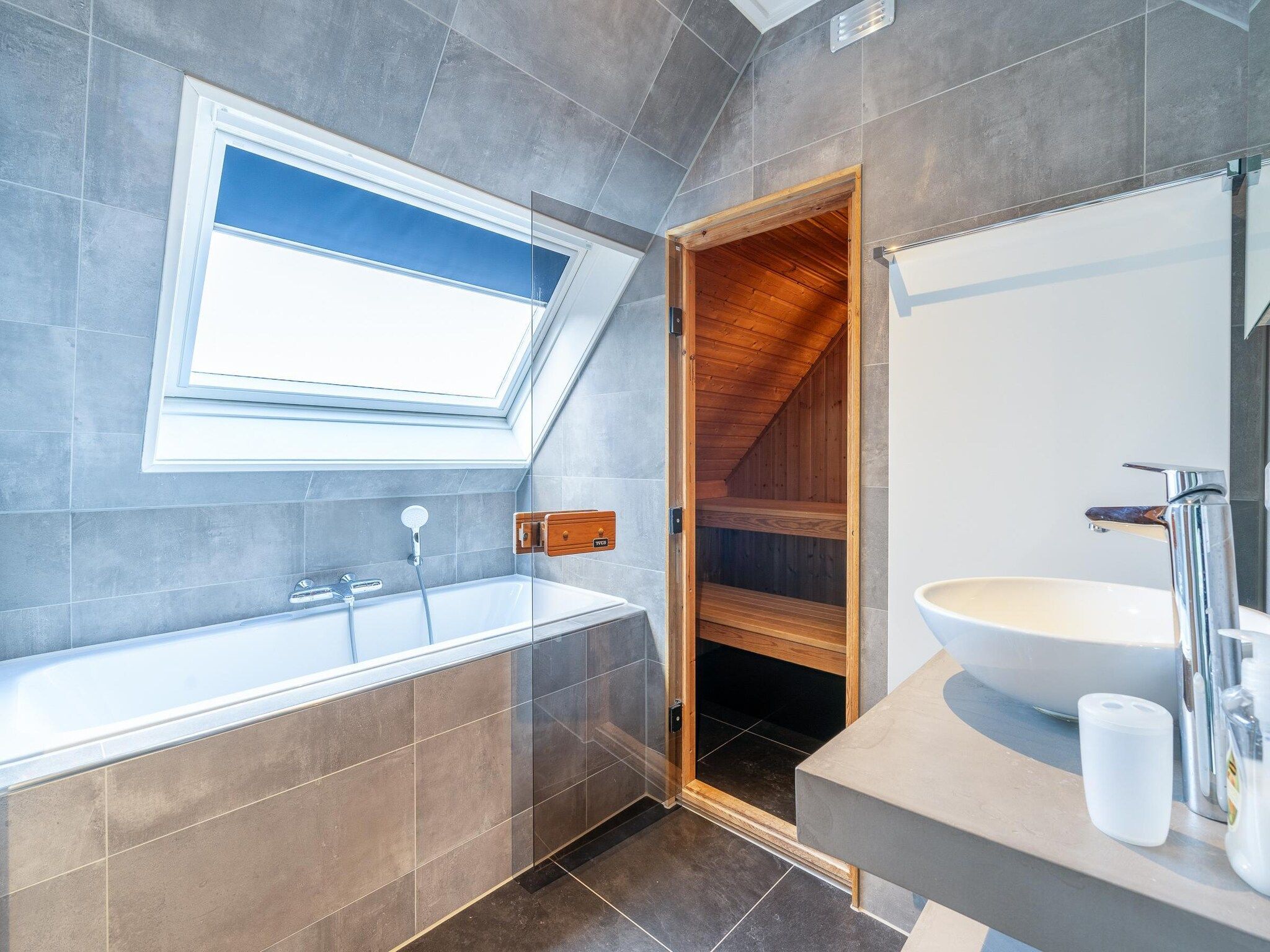 De badkamer van Kamperfoelie 93 in De Koog