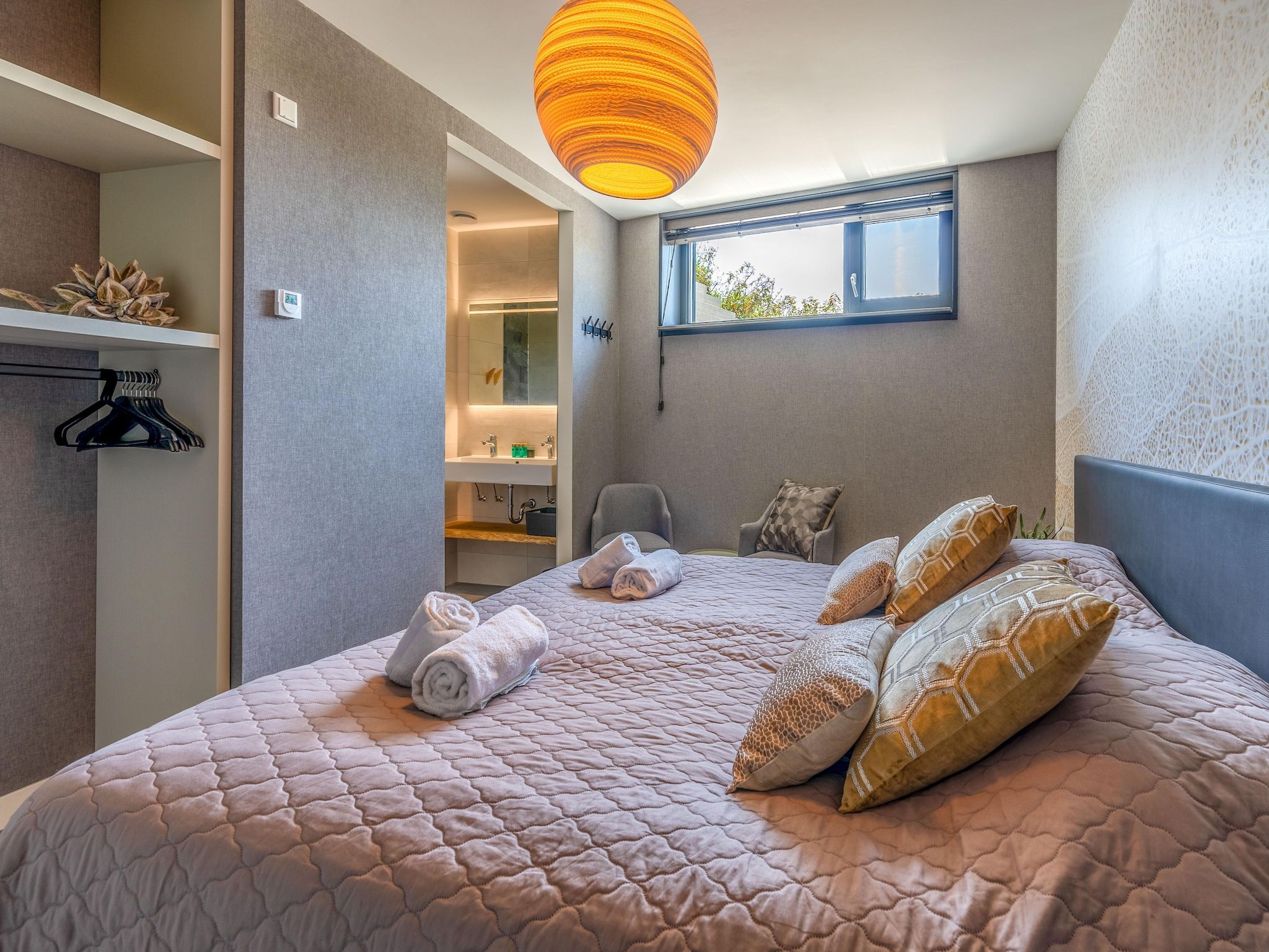 Een slaapkamer van Waalburght 16 in De Waal