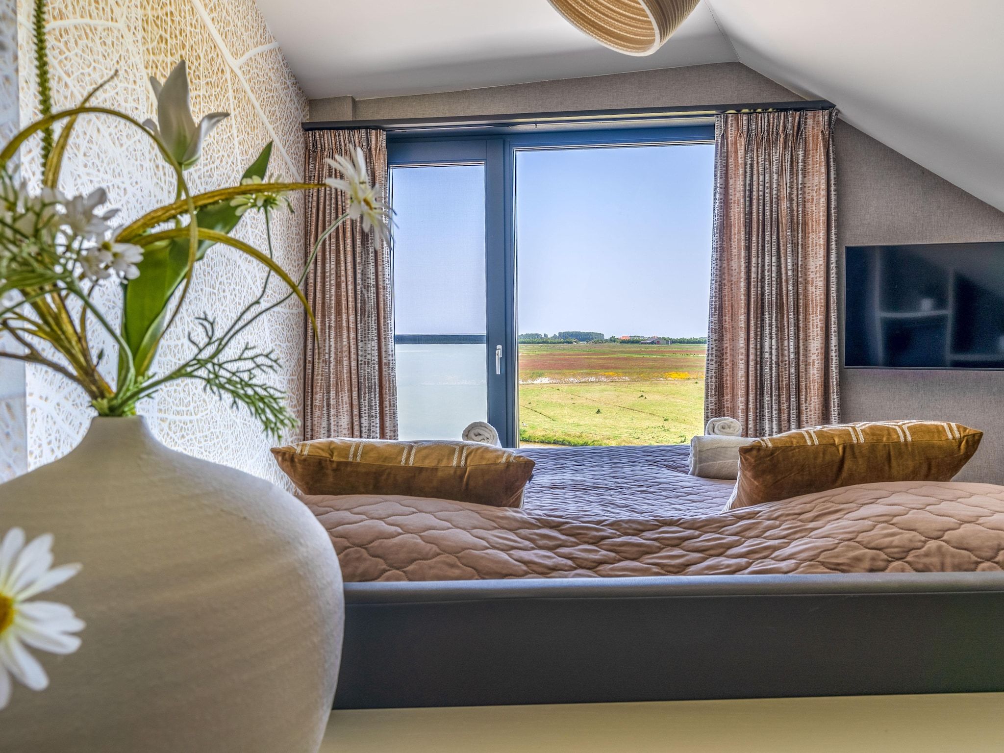 Een slaapkamer van Waalburght 16 in De Waal