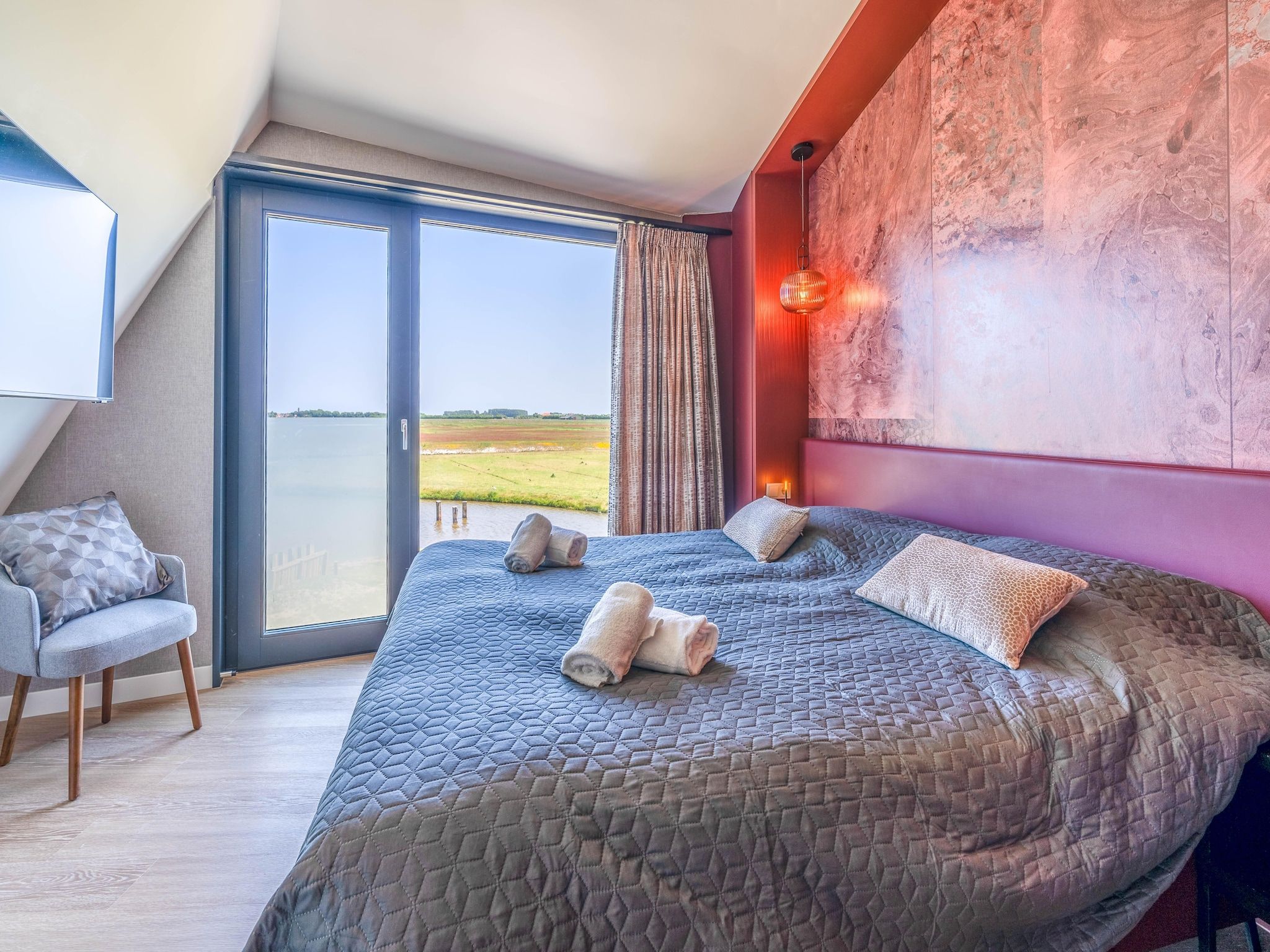 Een slaapkamer van Waalburght 16 in De Waal