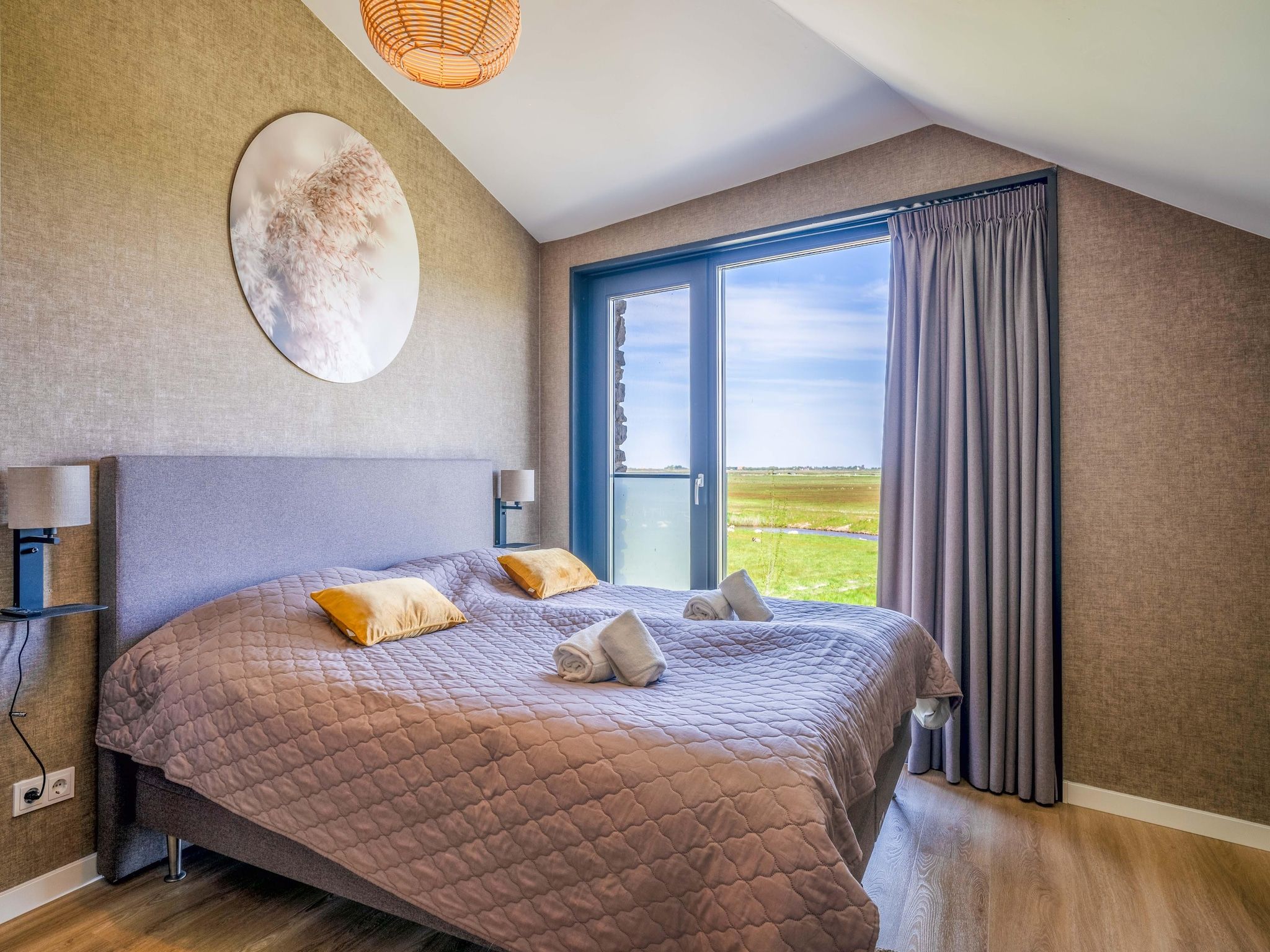 Een slaapkamer van Waalburght 24 in De Waal