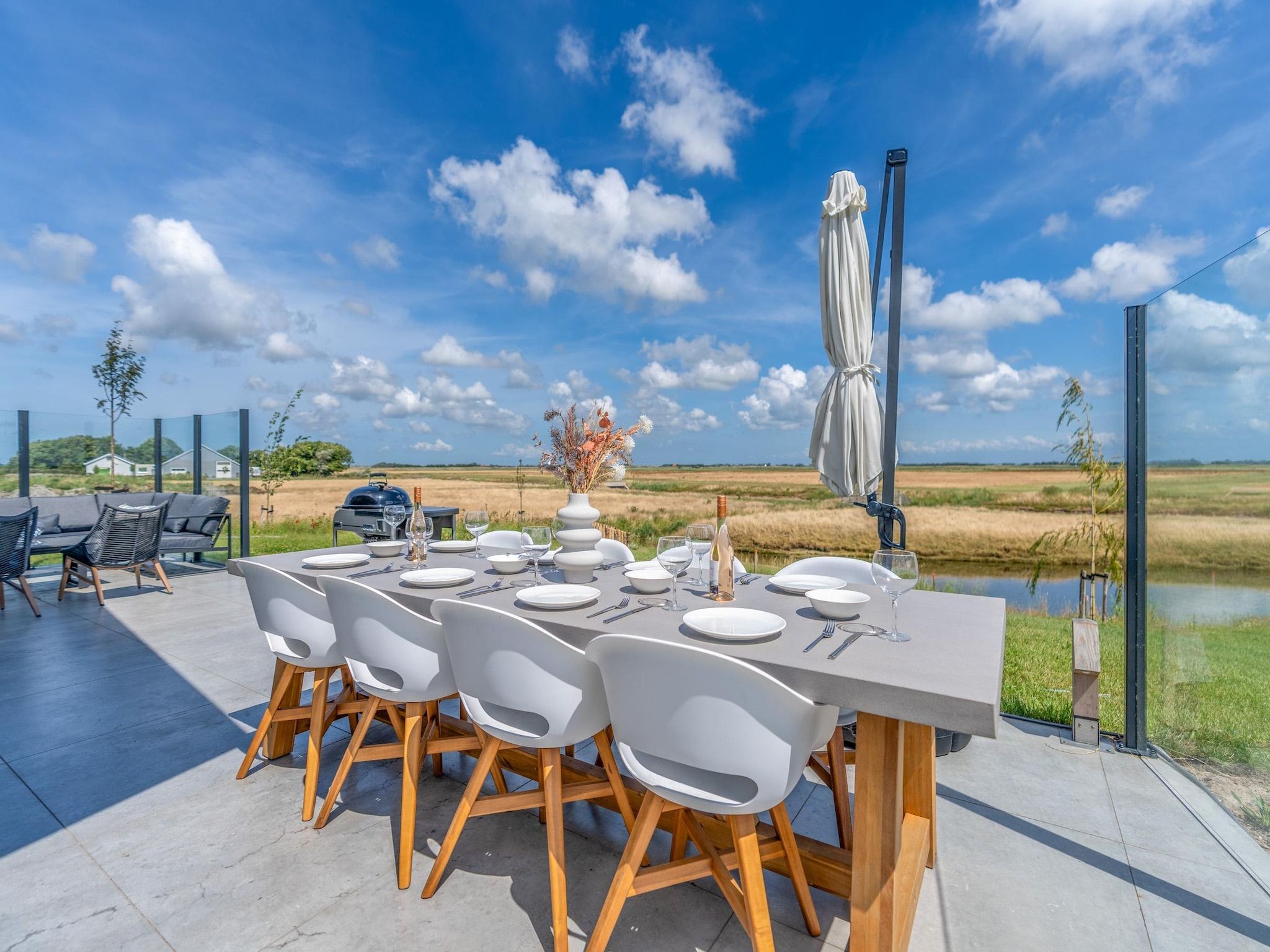 Het terras van Waalburght 24 in De Waal