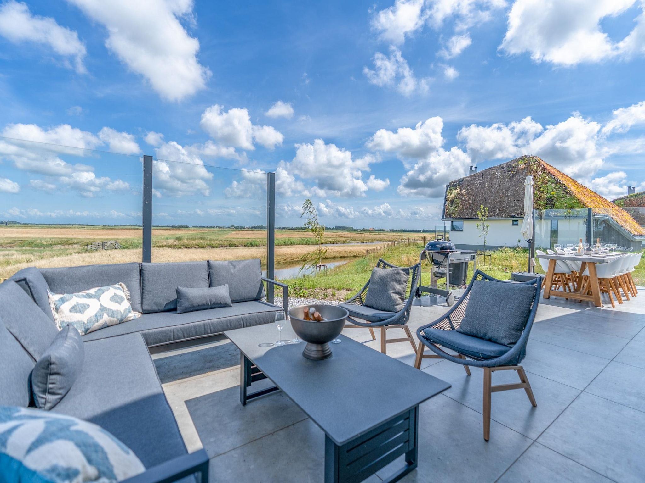 Het terras van Waalburght 24 in De Waal