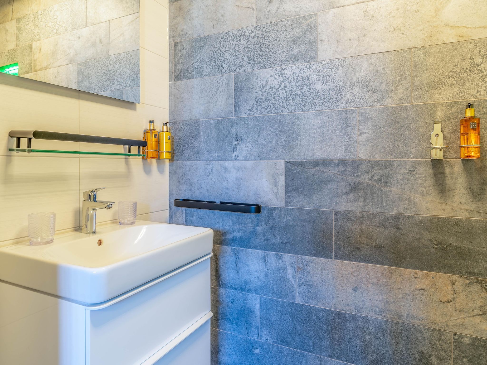 De badkamer van Waalerburght 18 in De Waal