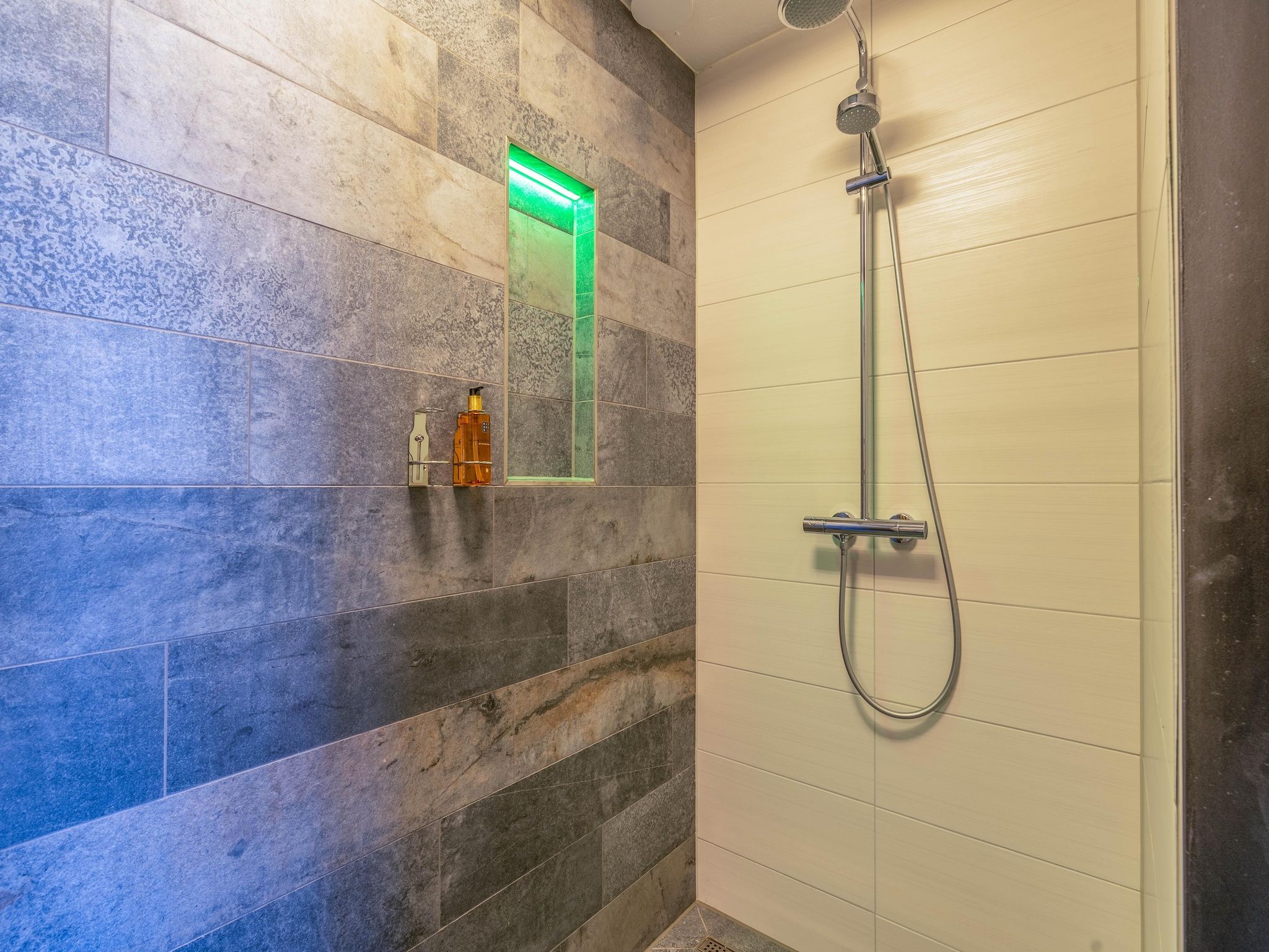 De badkamer van Waalerburght 18 in De Waal