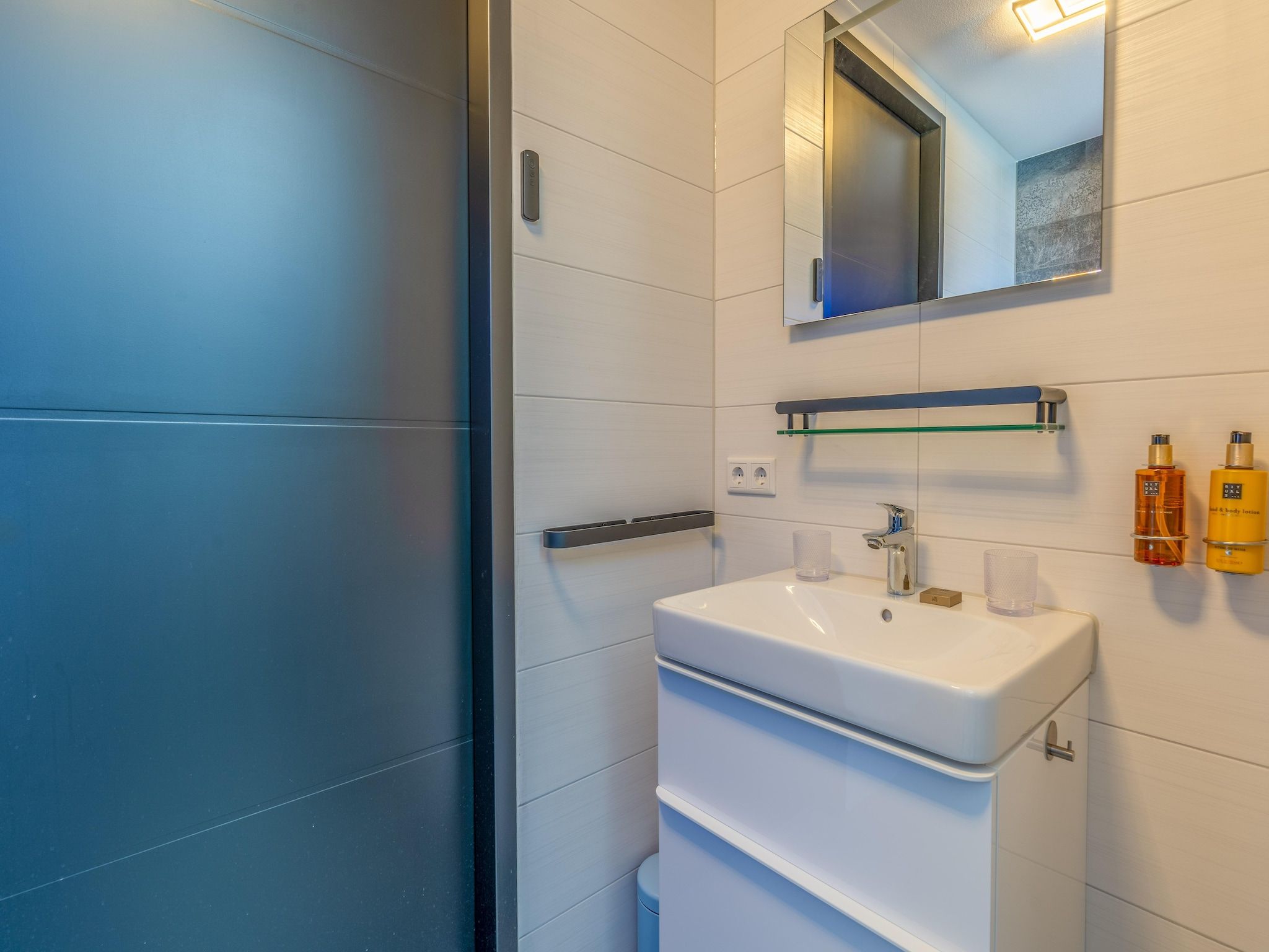 De badkamer van Waalerburght 18 in De Waal