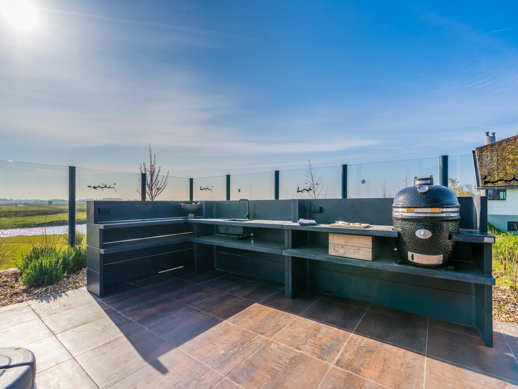 Het terras van Waalerburght 18 in De Waal