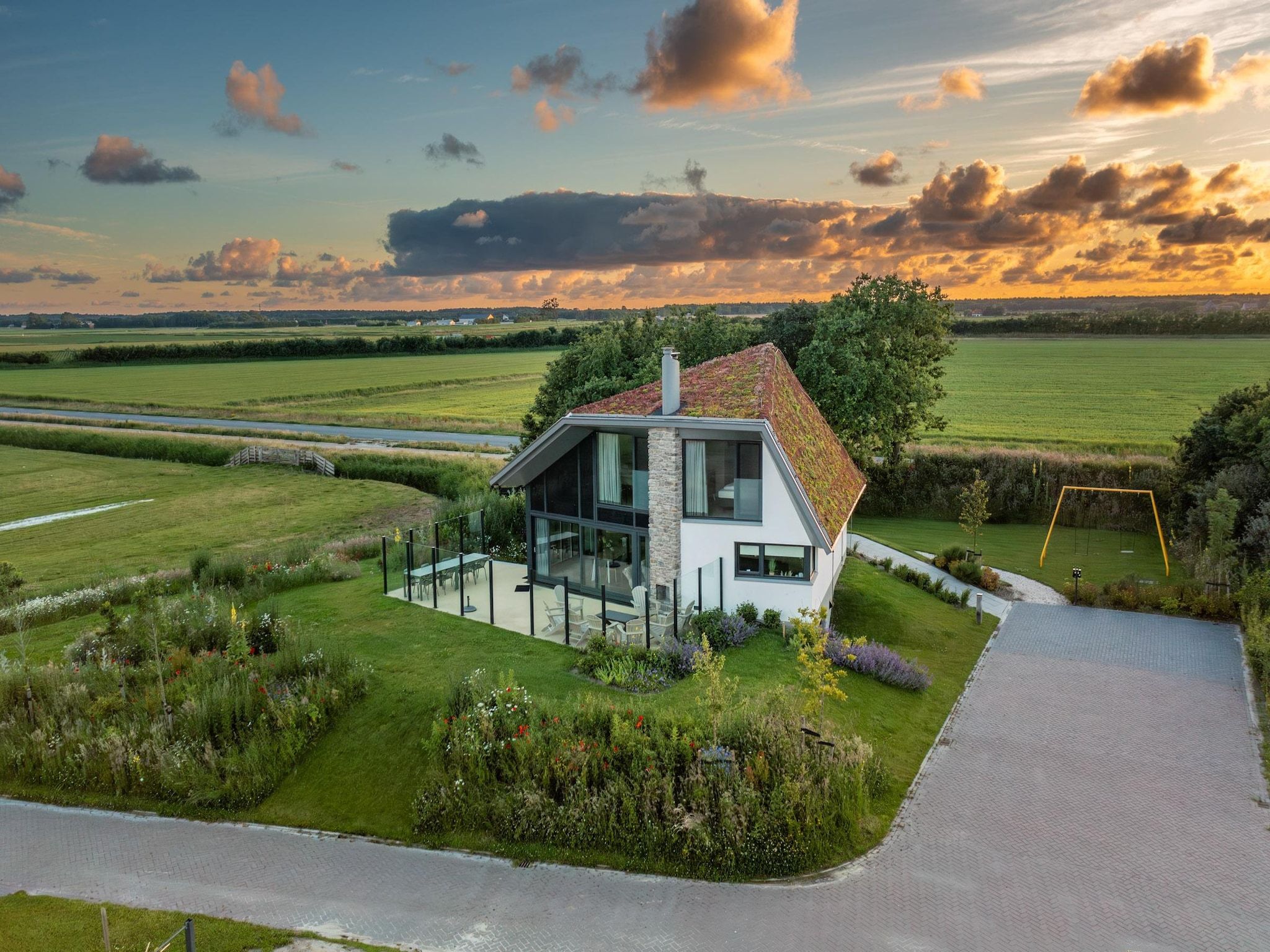 De buitenkant van Waalerburght 14 in De Waal