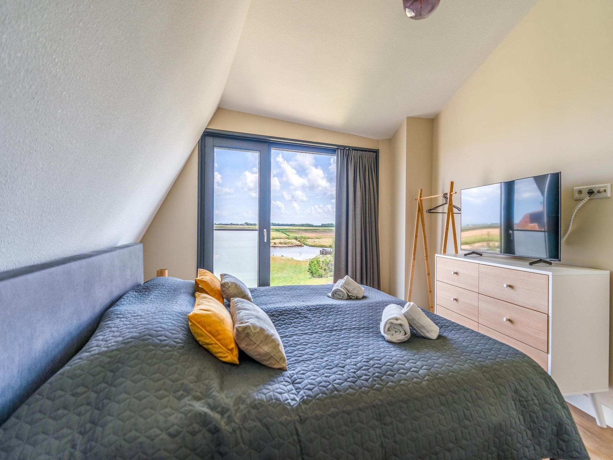 Een slaapkamer van Waalerburght 14 in De Waal