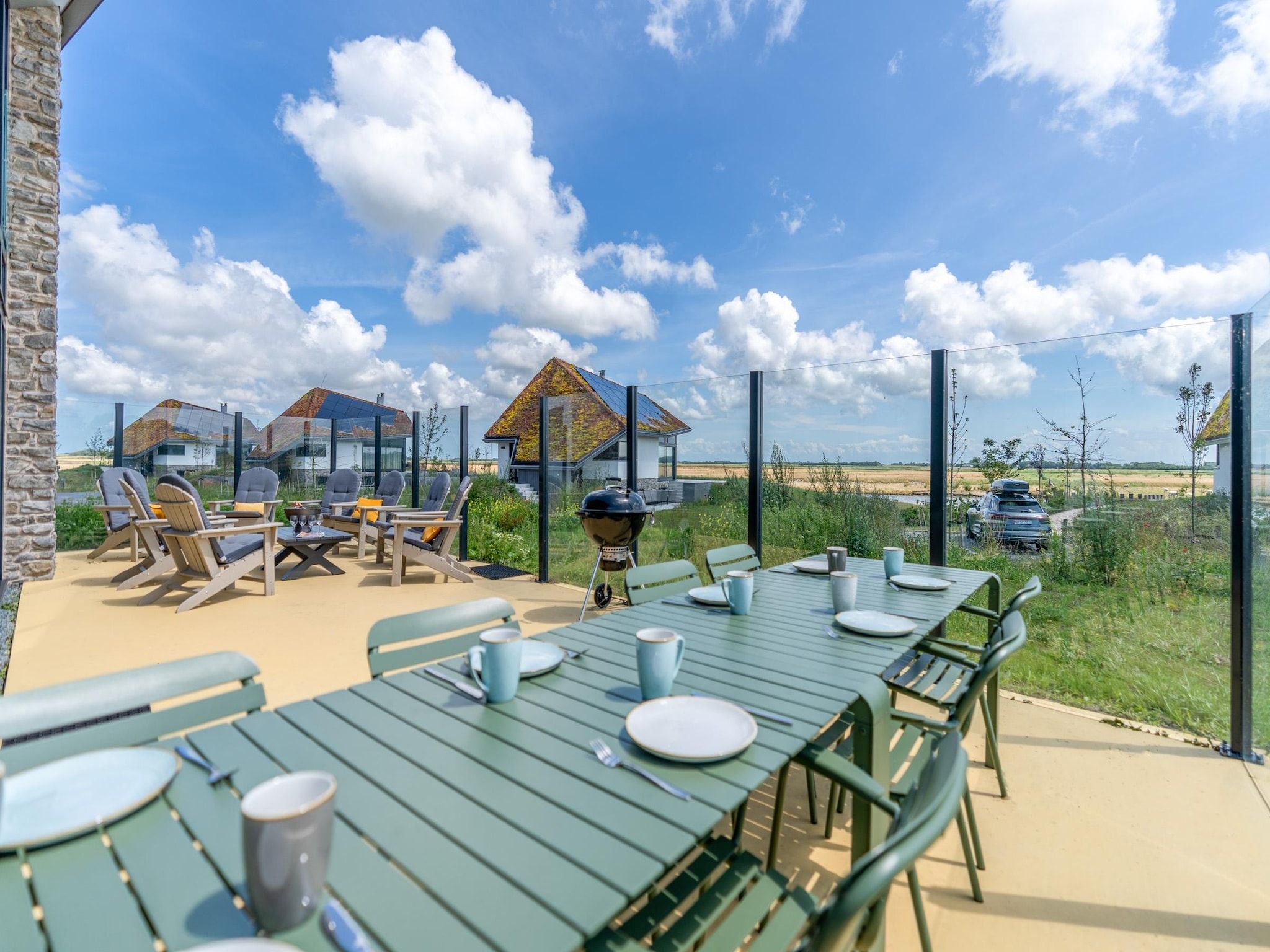 Het terras van Waalerburght 14 in De Waal