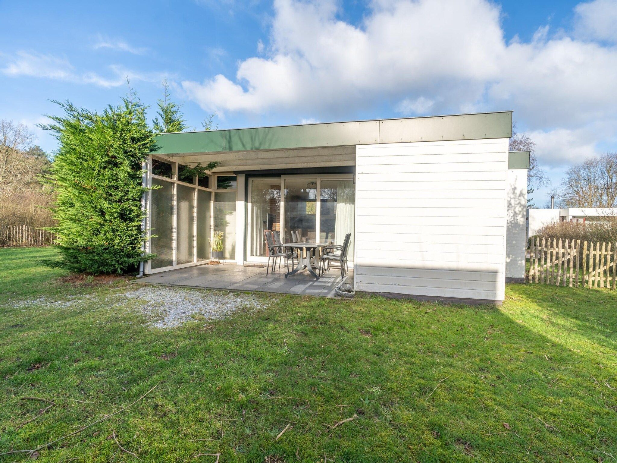 De buitenkant van De parel 164 in De Koog